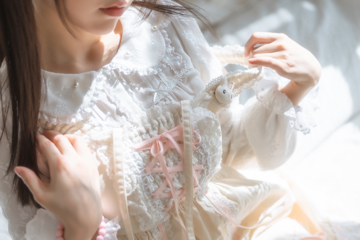 xgyw.top_Coser美女六味帝皇酱洛丽塔主题白色公主裙配白丝袜半脱露性感内衣诱惑写真48P