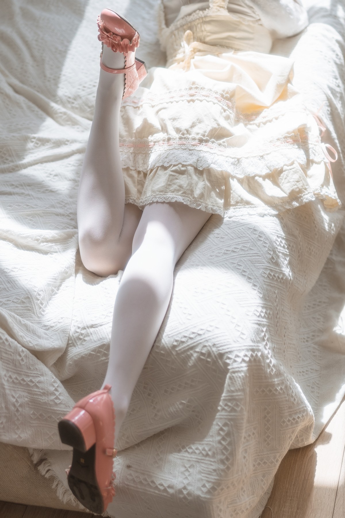 xgyw.top_Coser美女六味帝皇酱洛丽塔主题白色公主裙配白丝袜半脱露性感内衣诱惑写真48P