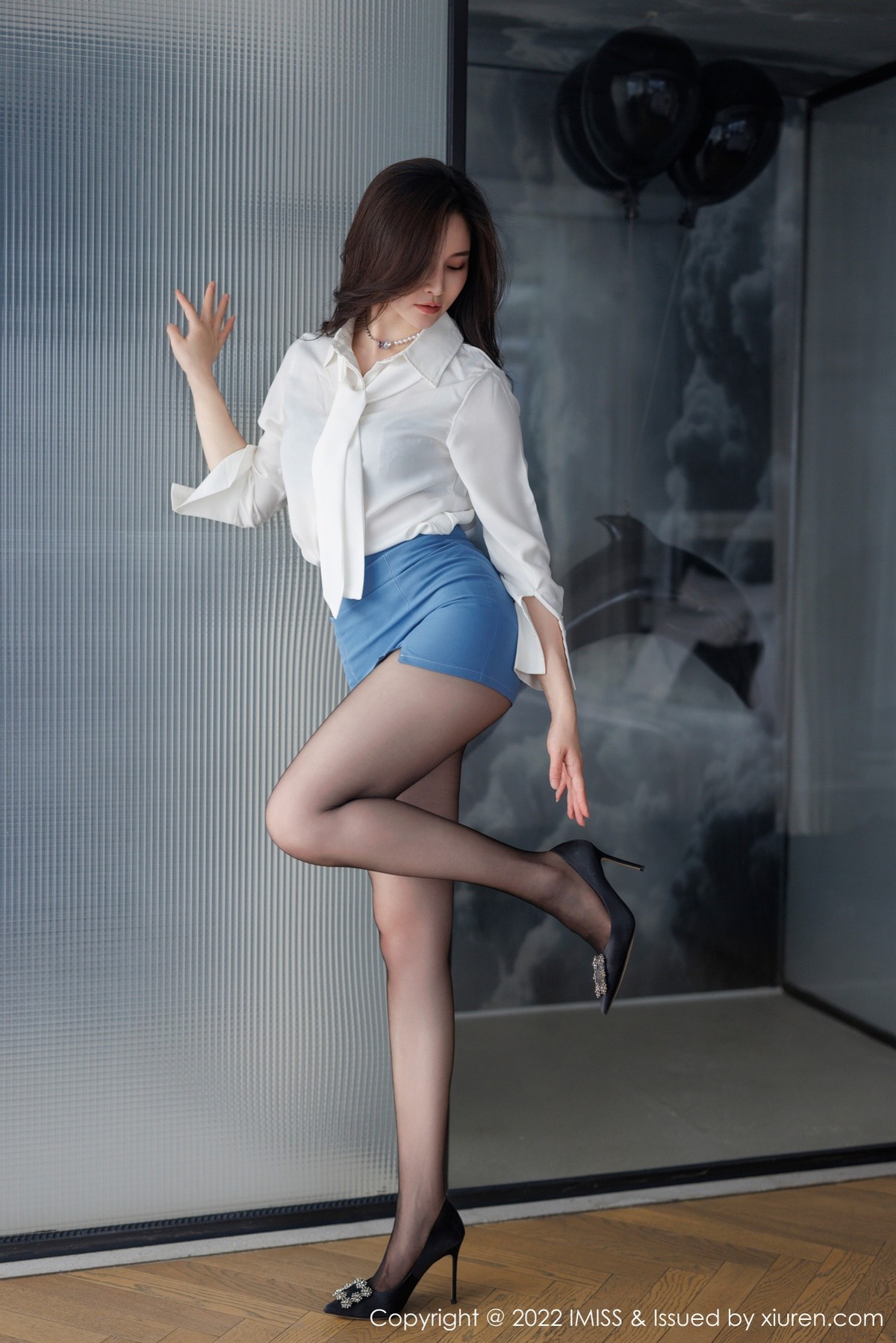 xgyw.top_[IMISS爱蜜社]Vol.700_美女Vanessa性感白T配蓝短裙露蕾丝内衣配超薄黑丝诱惑写真68P