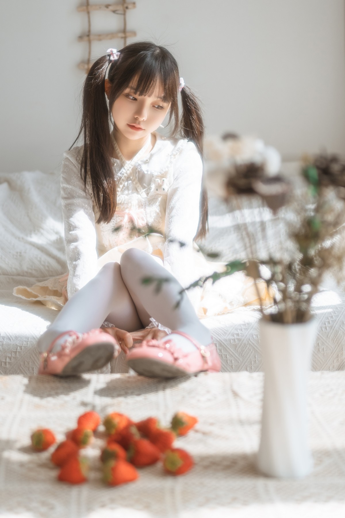 xgyw.top_Coser美女六味帝皇酱洛丽塔主题白色公主裙配白丝袜半脱露性感内衣诱惑写真48P