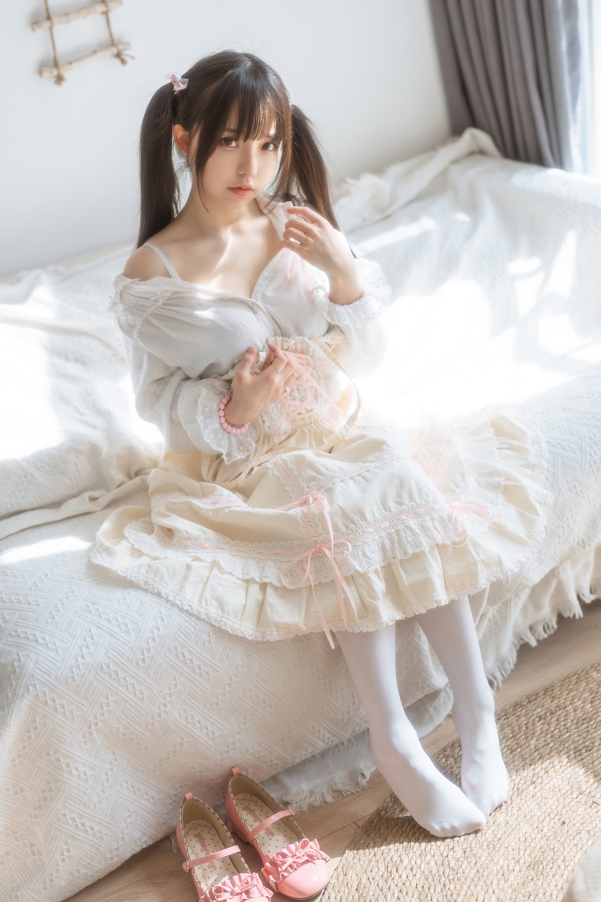 xgyw.top_Coser美女六味帝皇酱洛丽塔主题白色公主裙配白丝袜半脱露性感内衣诱惑写真48P