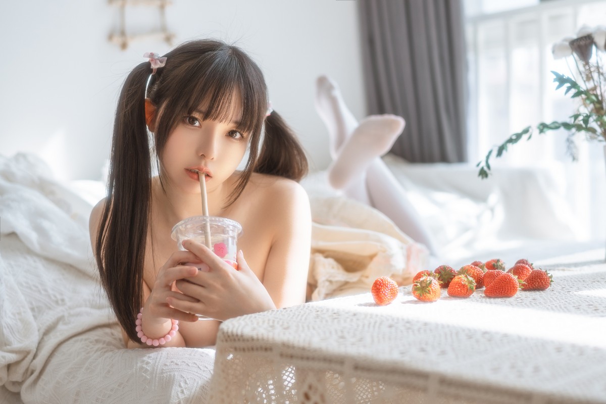 xgyw.top_Coser美女六味帝皇酱洛丽塔主题白色公主裙配白丝袜半脱露性感内衣诱惑写真48P
