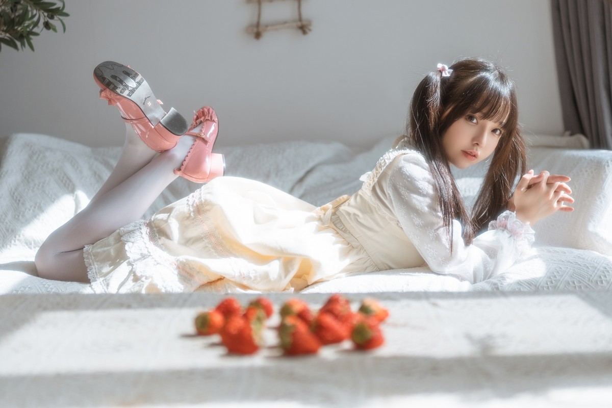 xgyw.top_Coser美女六味帝皇酱洛丽塔主题白色公主裙配白丝袜半脱露性感内衣诱惑写真48P