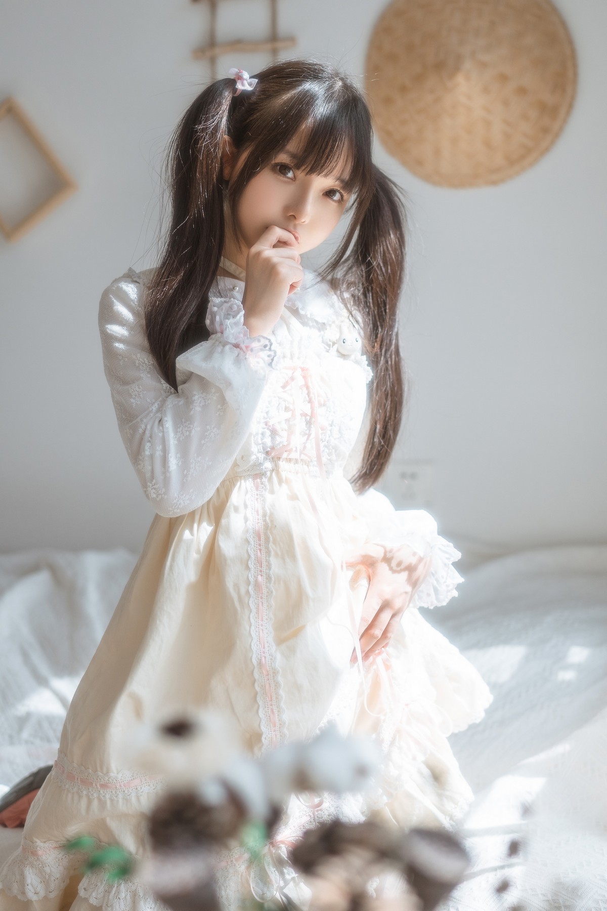 xgyw.top_Coser美女六味帝皇酱洛丽塔主题白色公主裙配白丝袜半脱露性感内衣诱惑写真48P