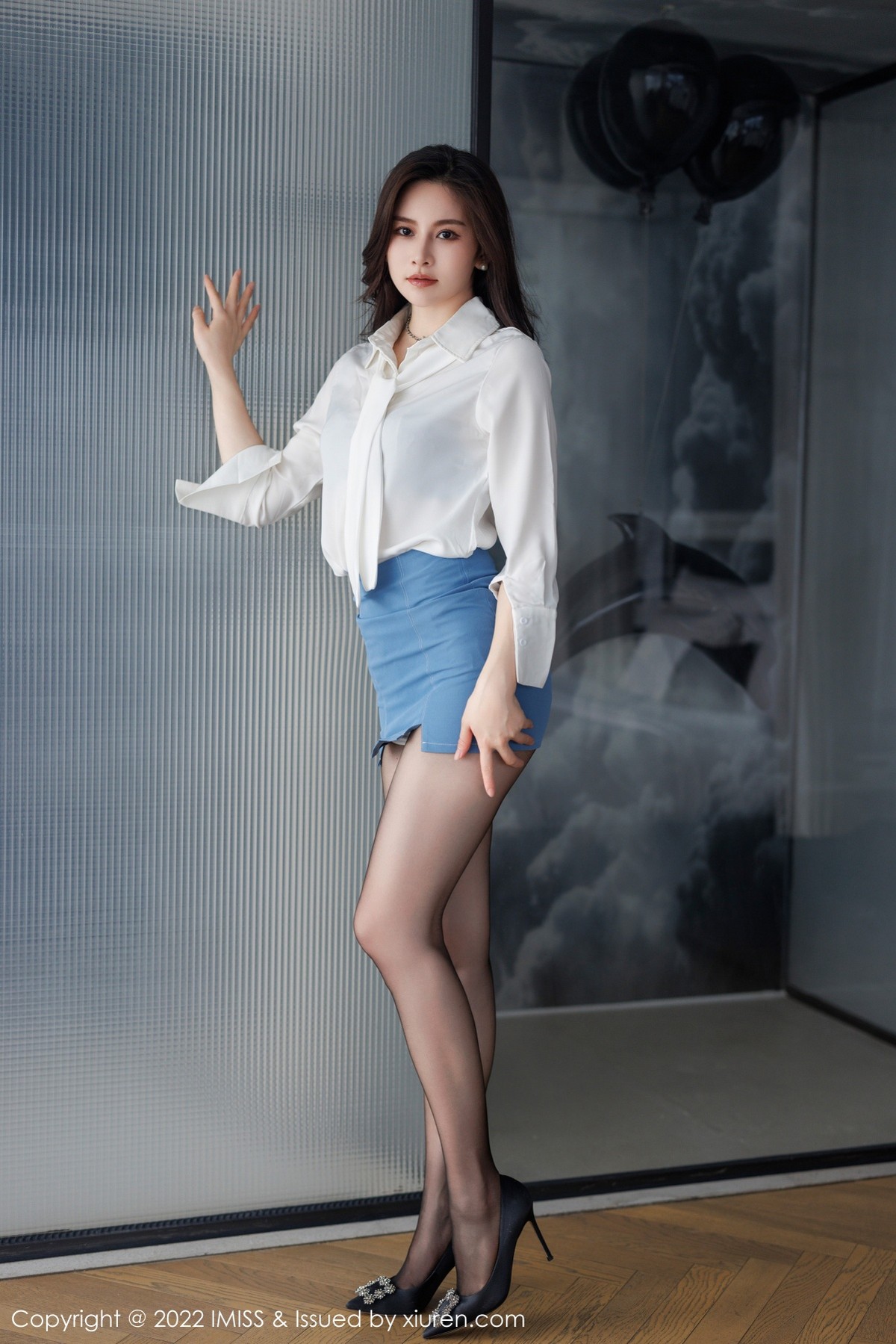 xgyw.top_[IMISS爱蜜社]Vol.700_美女Vanessa性感白T配蓝短裙露蕾丝内衣配超薄黑丝诱惑写真68P
