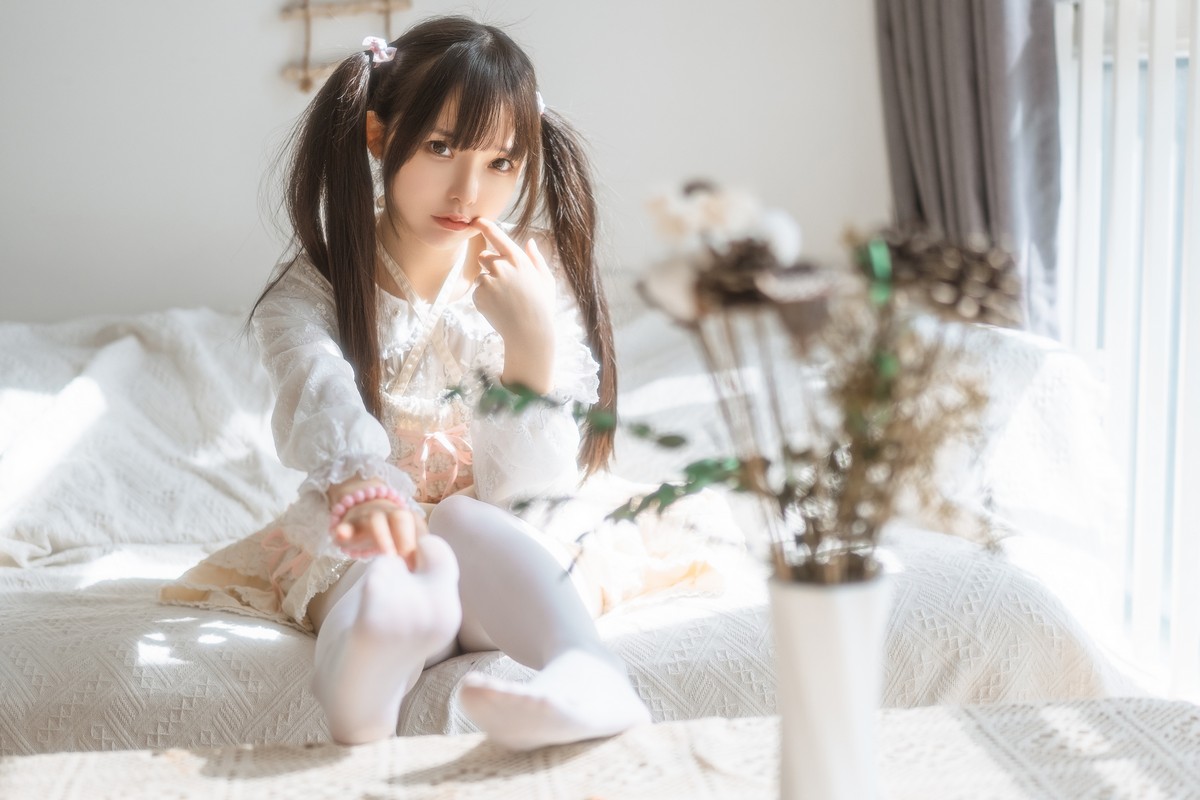 xgyw.top_Coser美女六味帝皇酱洛丽塔主题白色公主裙配白丝袜半脱露性感内衣诱惑写真48P