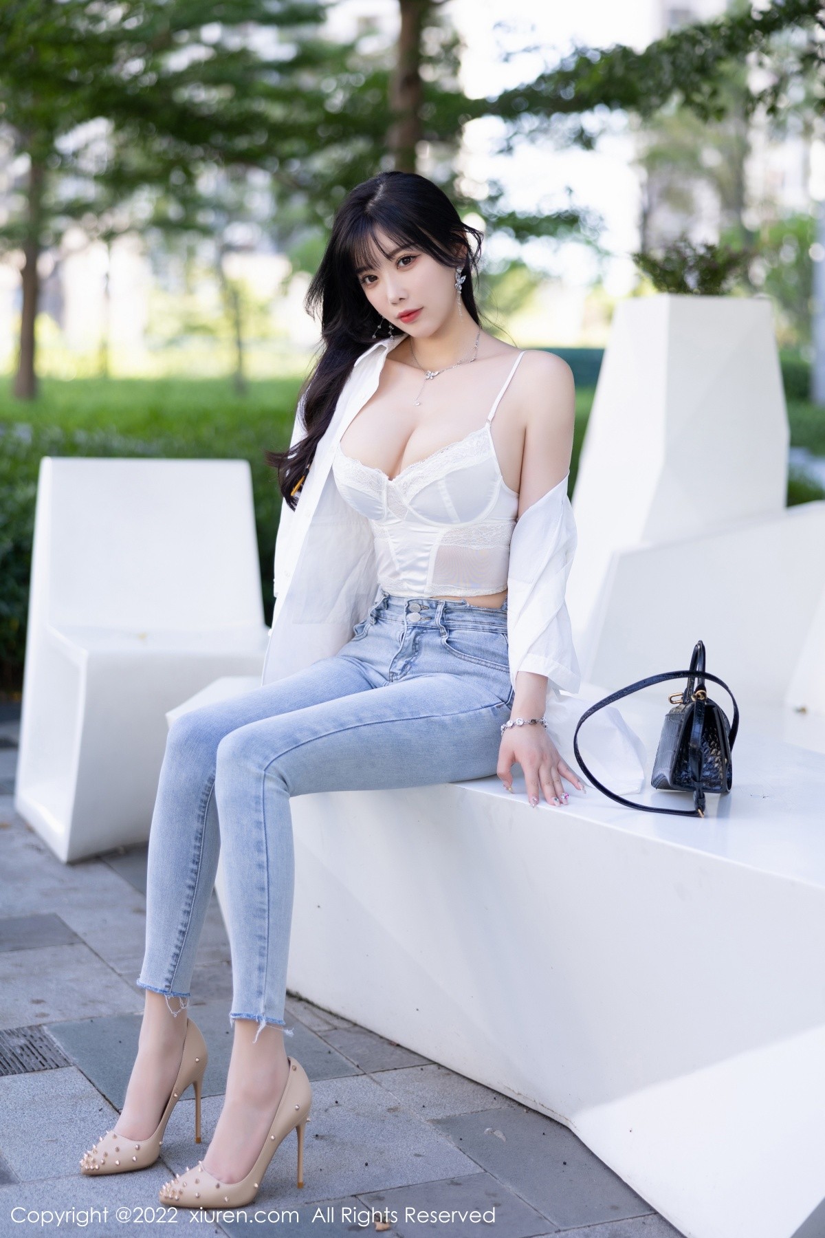 xgyw.top_XiuRen第5614期_女神杨晨晨Yome私房半脱露白色内衣配无内肉丝迷人诱惑写真83P