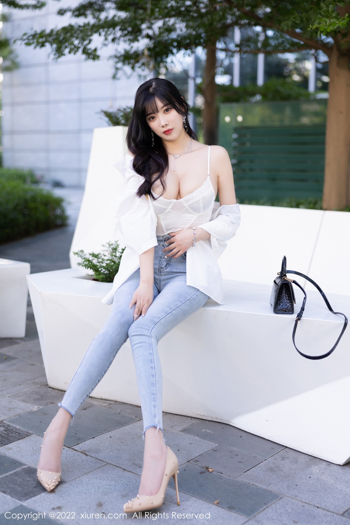 xgyw.top_XiuRen第5614期_女神杨晨晨Yome私房半脱露白色内衣配无内肉丝迷人诱惑写真83P