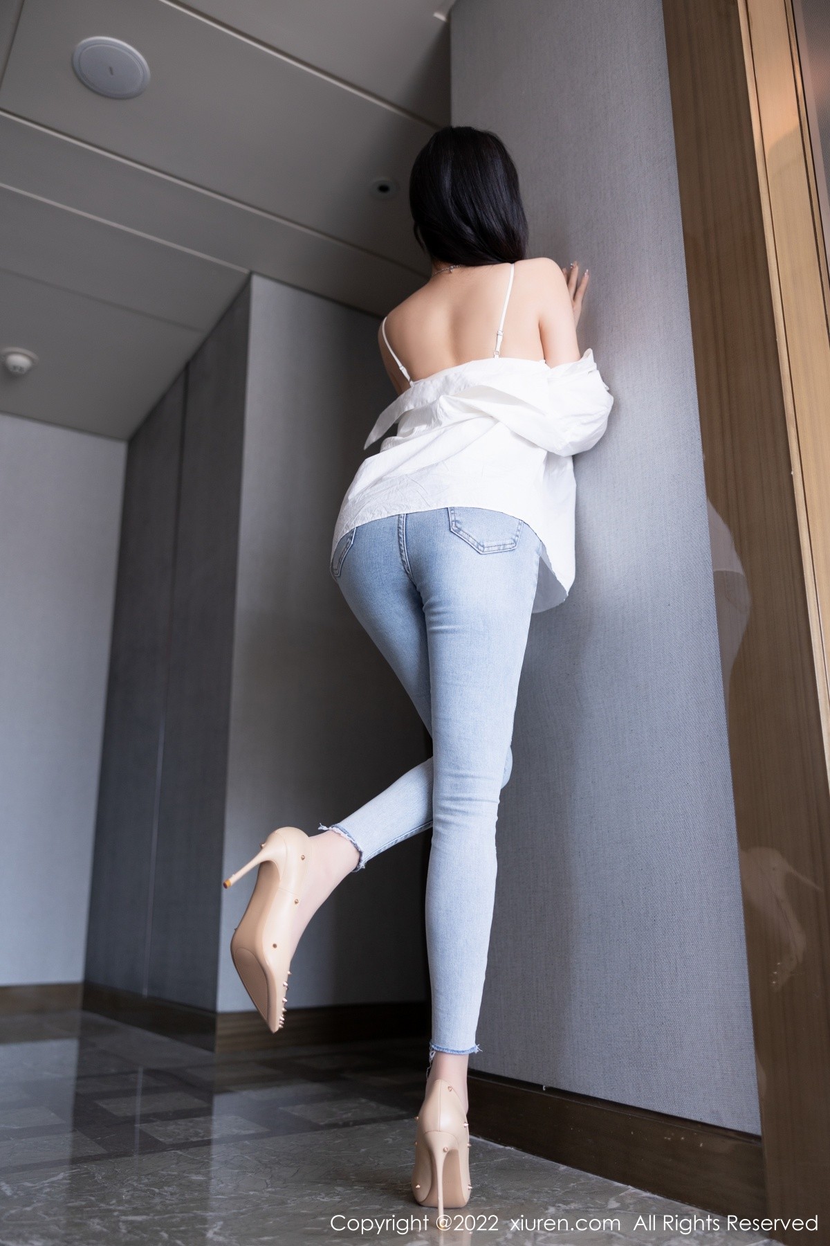 xgyw.top_XiuRen第5614期_女神杨晨晨Yome私房半脱露白色内衣配无内肉丝迷人诱惑写真83P