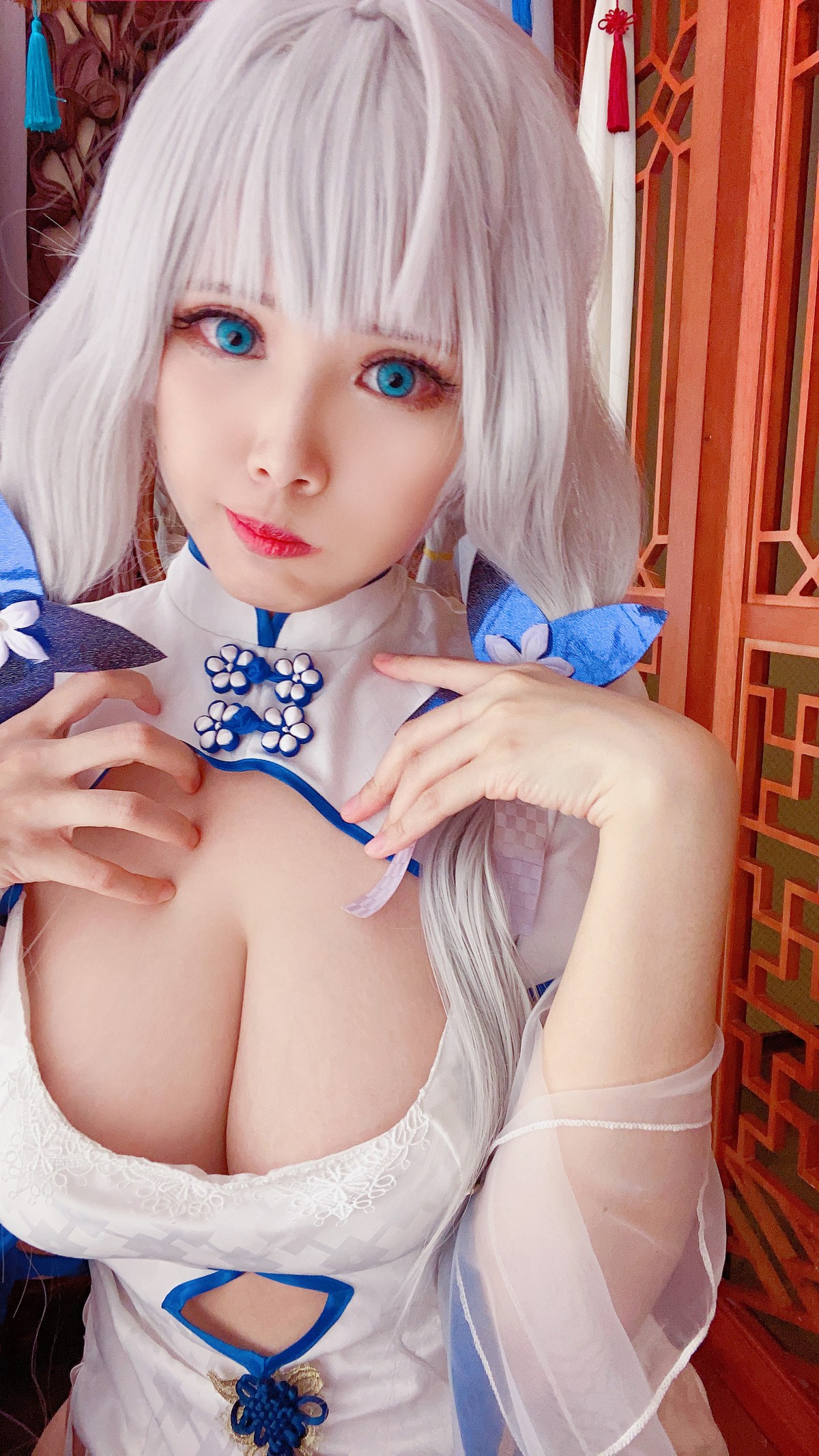 xgyw.top_Coser美女萱-KaYa阿兹雷恩伊拉斯特里亚斯主题白色蕾丝内衣秀惹火身材诱惑写真70P