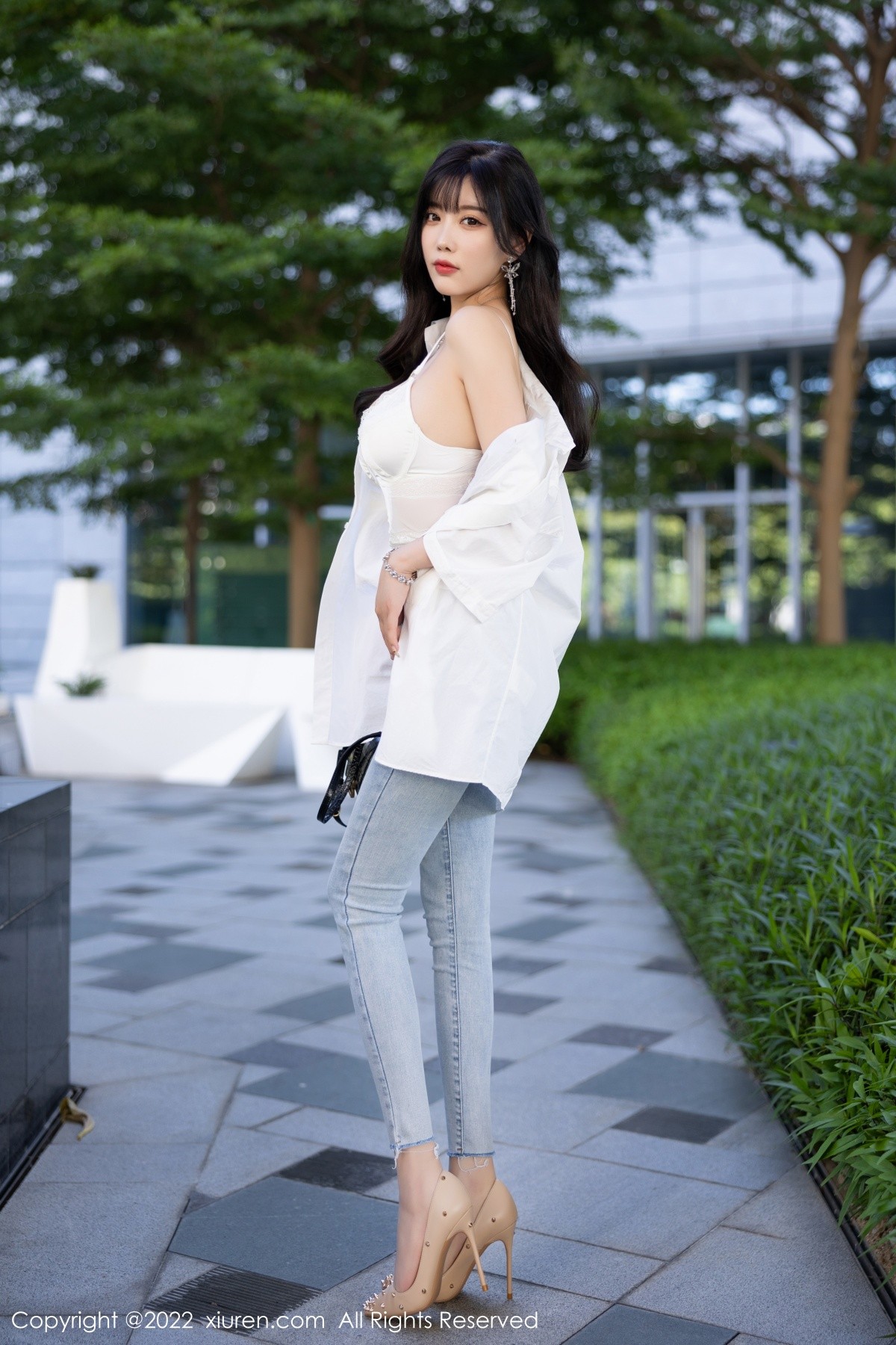 xgyw.top_XiuRen第5614期_女神杨晨晨Yome私房半脱露白色内衣配无内肉丝迷人诱惑写真83P