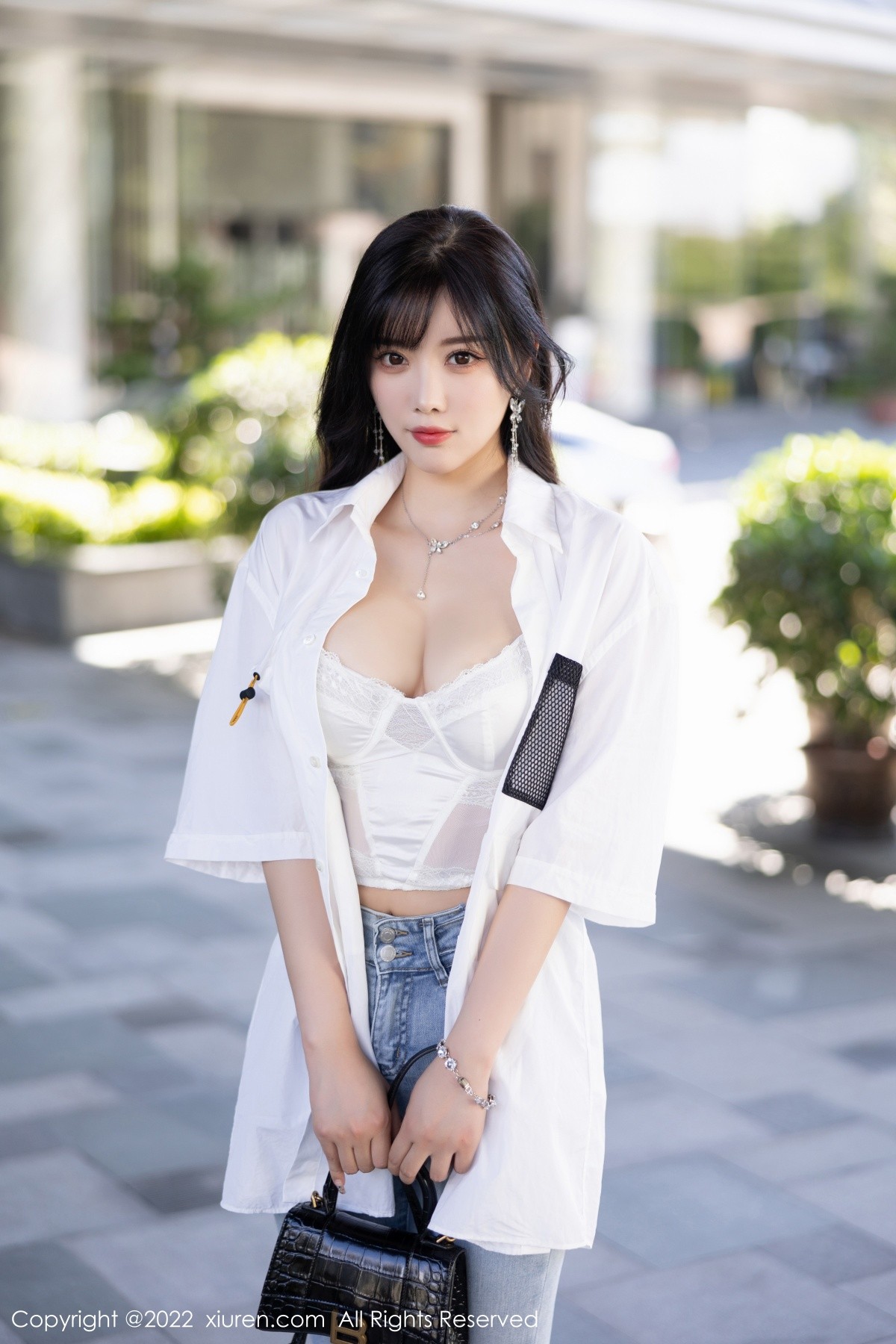 xgyw.top_XiuRen第5614期_女神杨晨晨Yome私房半脱露白色内衣配无内肉丝迷人诱惑写真83P