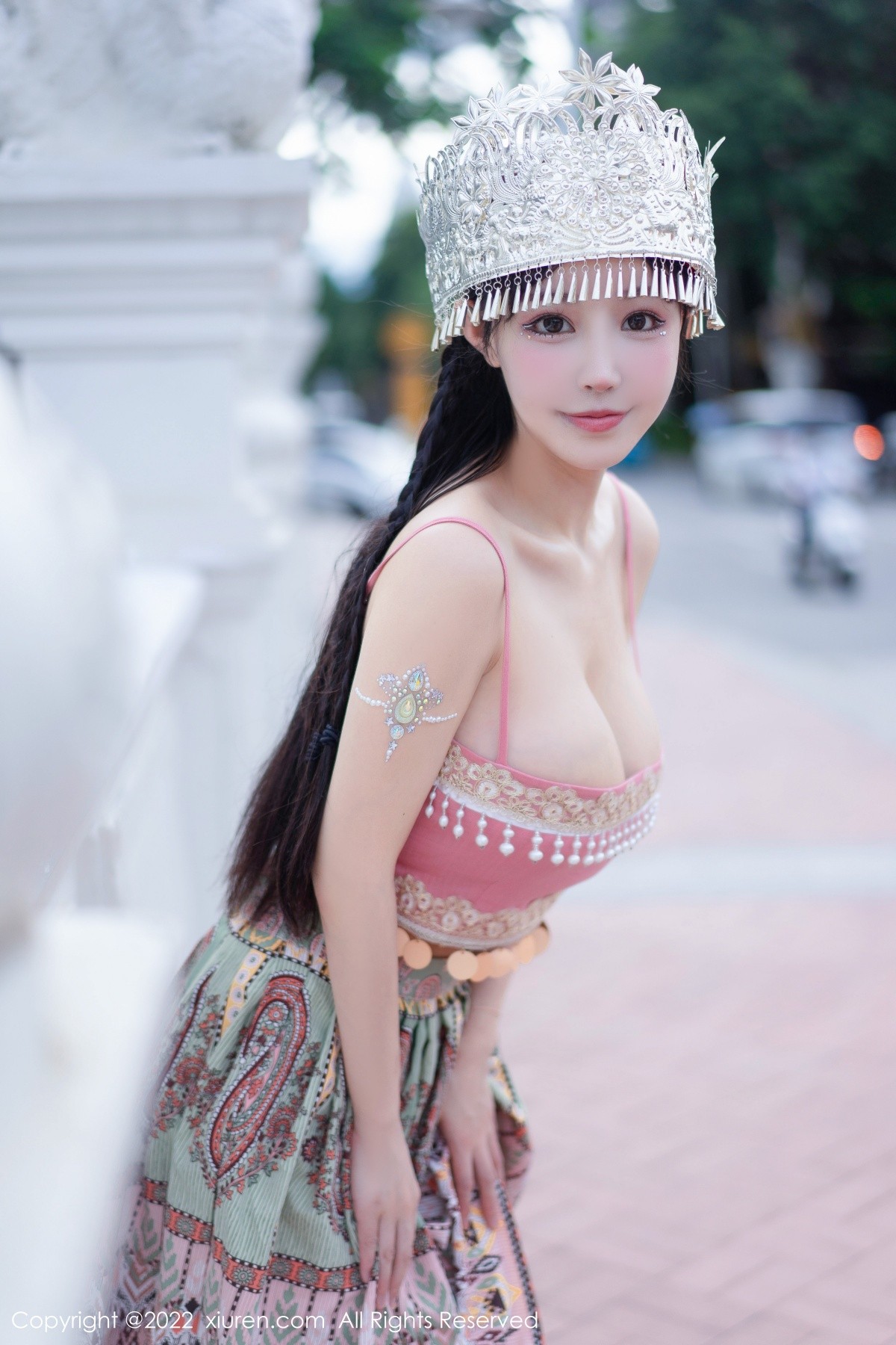 xgyw.top_XiuRen第5615期_女神朱可儿Flora民族服饰装扮性感粉色吊带露傲人豪乳诱惑写真70P