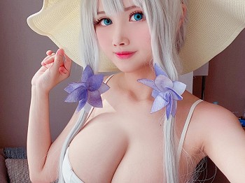 Coser青春美女萱-KaYa阿兹雷恩伊拉斯特里亚斯主题白色蕾丝内衣秀惹火身材骚扰写真70P