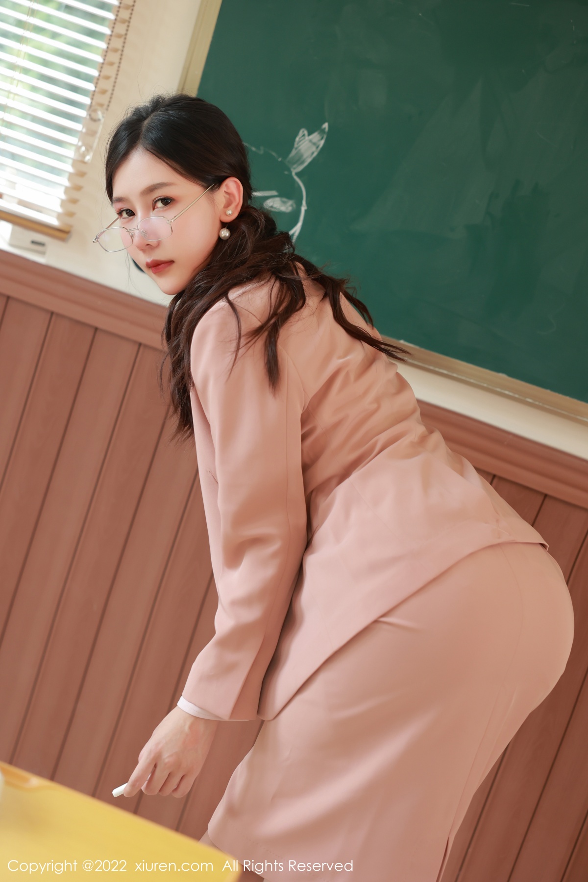 xgyw.top_XiuRen第5617期_模特尹甜甜教师角色扮演性感浅色套装配灰丝裤袜迷人诱惑写真56P