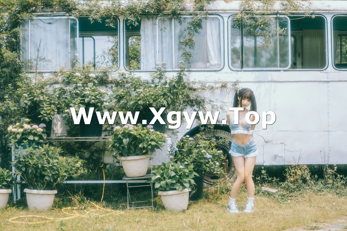 xgyw.top_动漫博主蠢沫沫大巴车主题户外废旧大巴车全脱露豪乳翘臀遮点极致诱惑写真130P