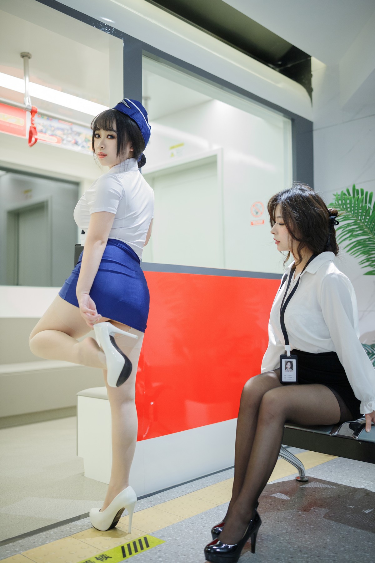 xgyw.top_网络美女yuuhui玉汇＆胡桃猫电车主题性感服饰配开档丝袜秀惹火身材诱惑写真164P