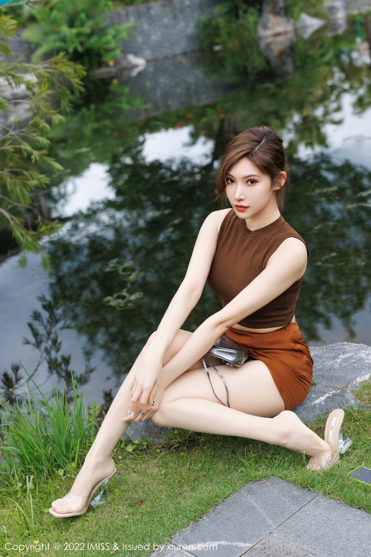 xgyw.top_[IMISS爱蜜社]Vol.701_女神小狐狸Kathryn咖啡上衣配短裙半脱露黑色轻透内衣诱惑写真56P