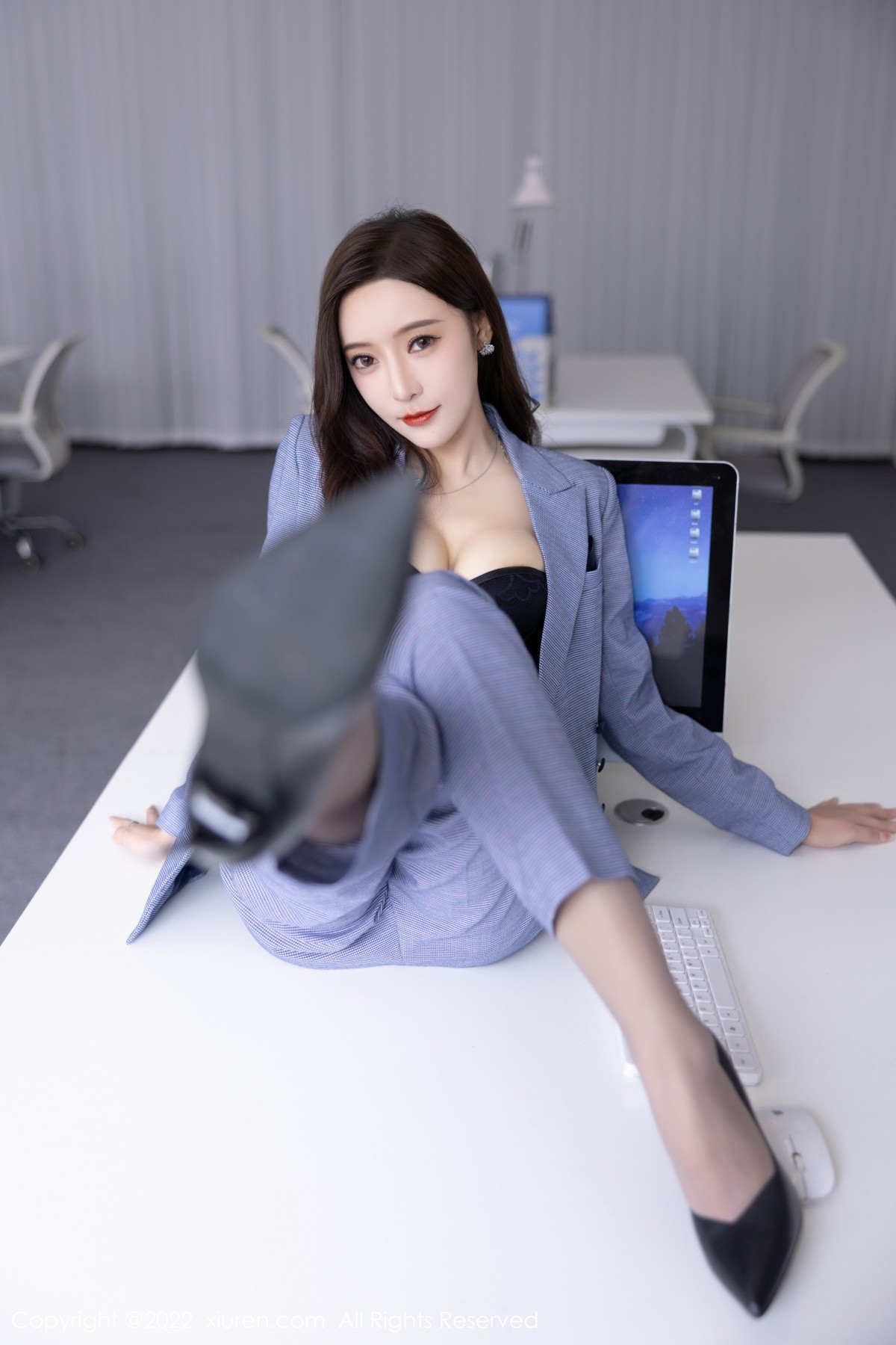 xgyw.top_XiuRen第5629期_女神王馨瑶yanni私房脱蓝灰职业装露性感黑色内衣丰满诱惑写真82P