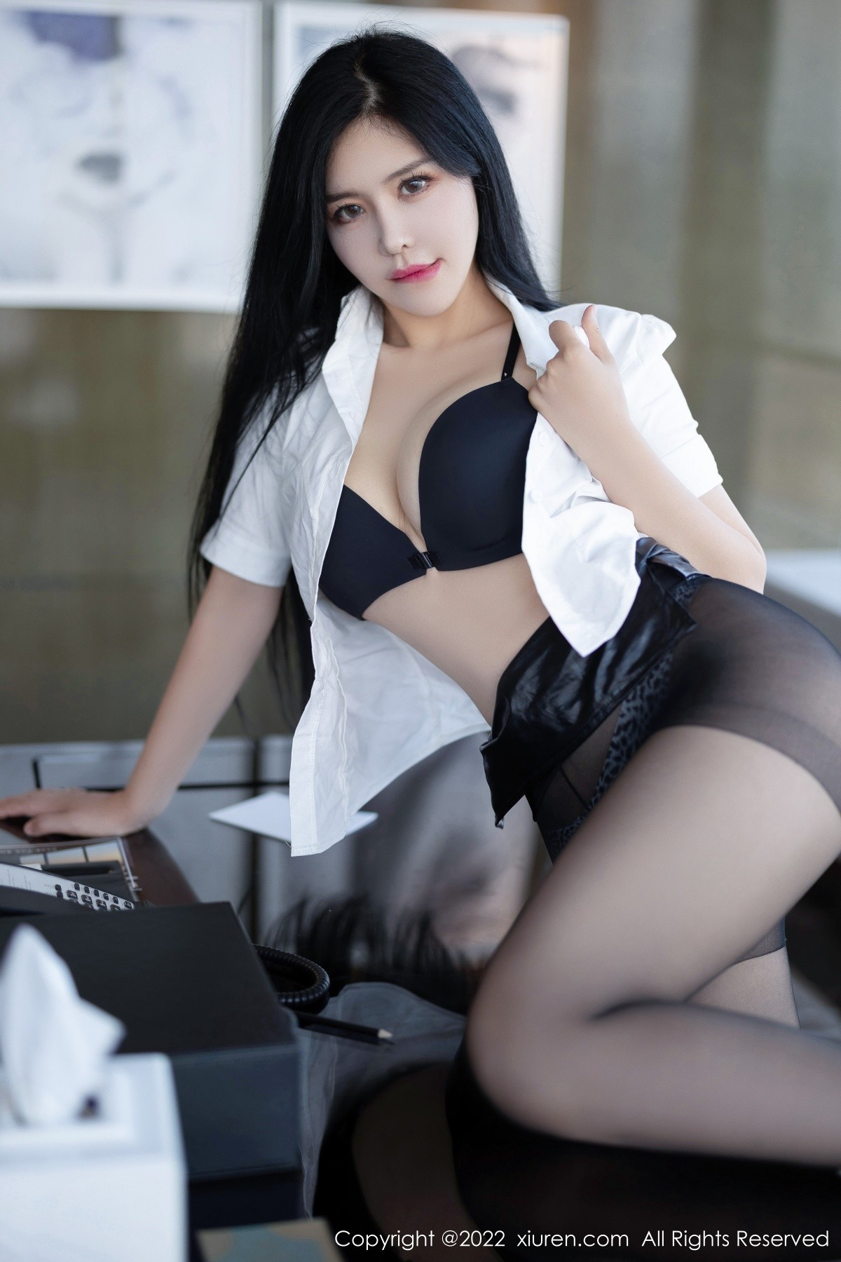 xgyw.top_XiuRen第5635期_女神刘钰儿成都旅拍性感白T配黑短裙露开档黑丝极致魅惑写真74P