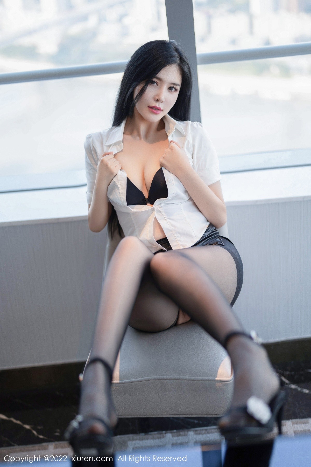 xgyw.top_XiuRen第5635期_女神刘钰儿成都旅拍性感白T配黑短裙露开档黑丝极致魅惑写真74P