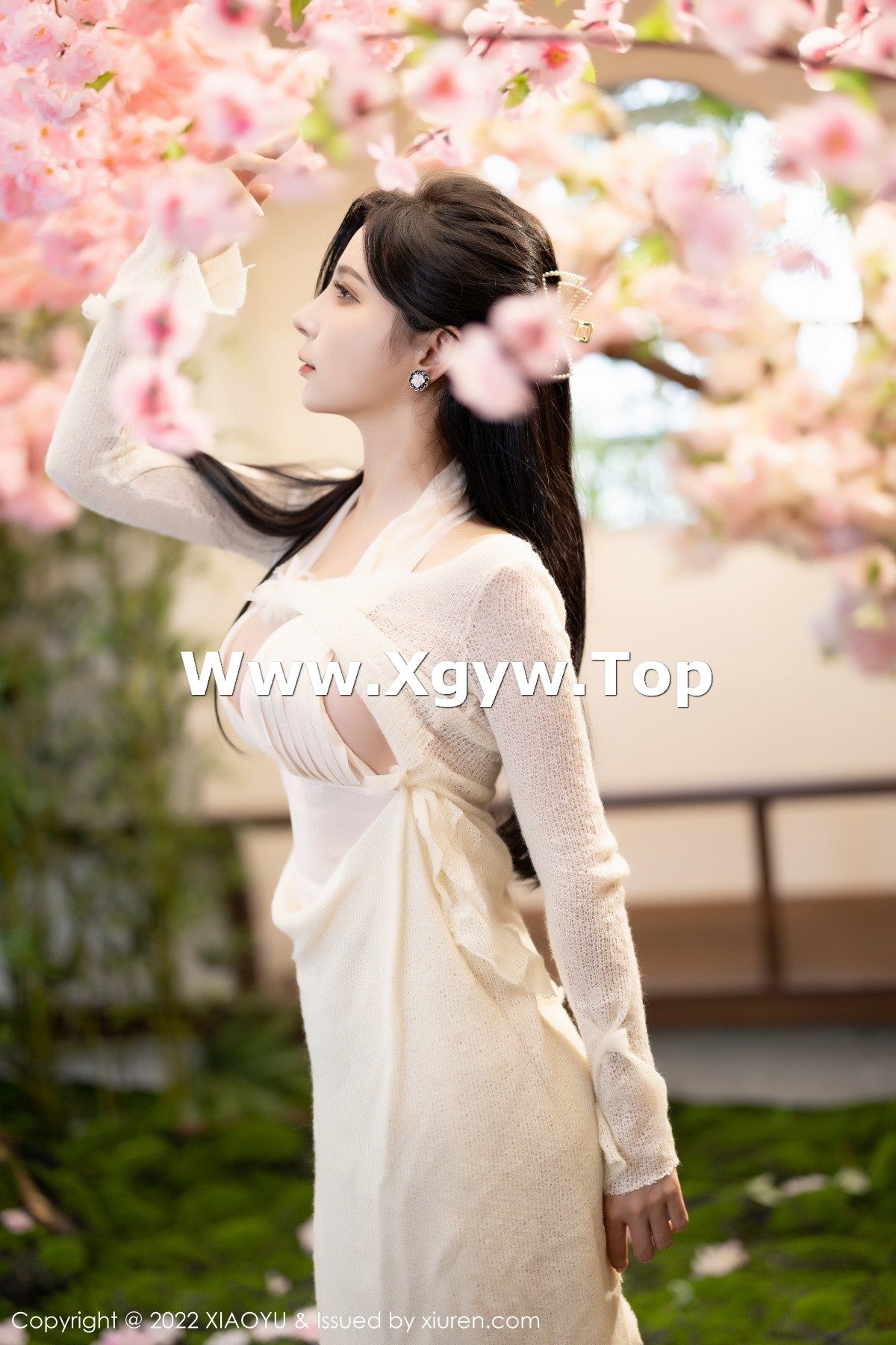 xgyw.top_[XiaoYu画语界]Vol.869_模特小蛮妖Yummy杭州旅拍性感白色连衣裙配原色丝袜诱惑写真85P