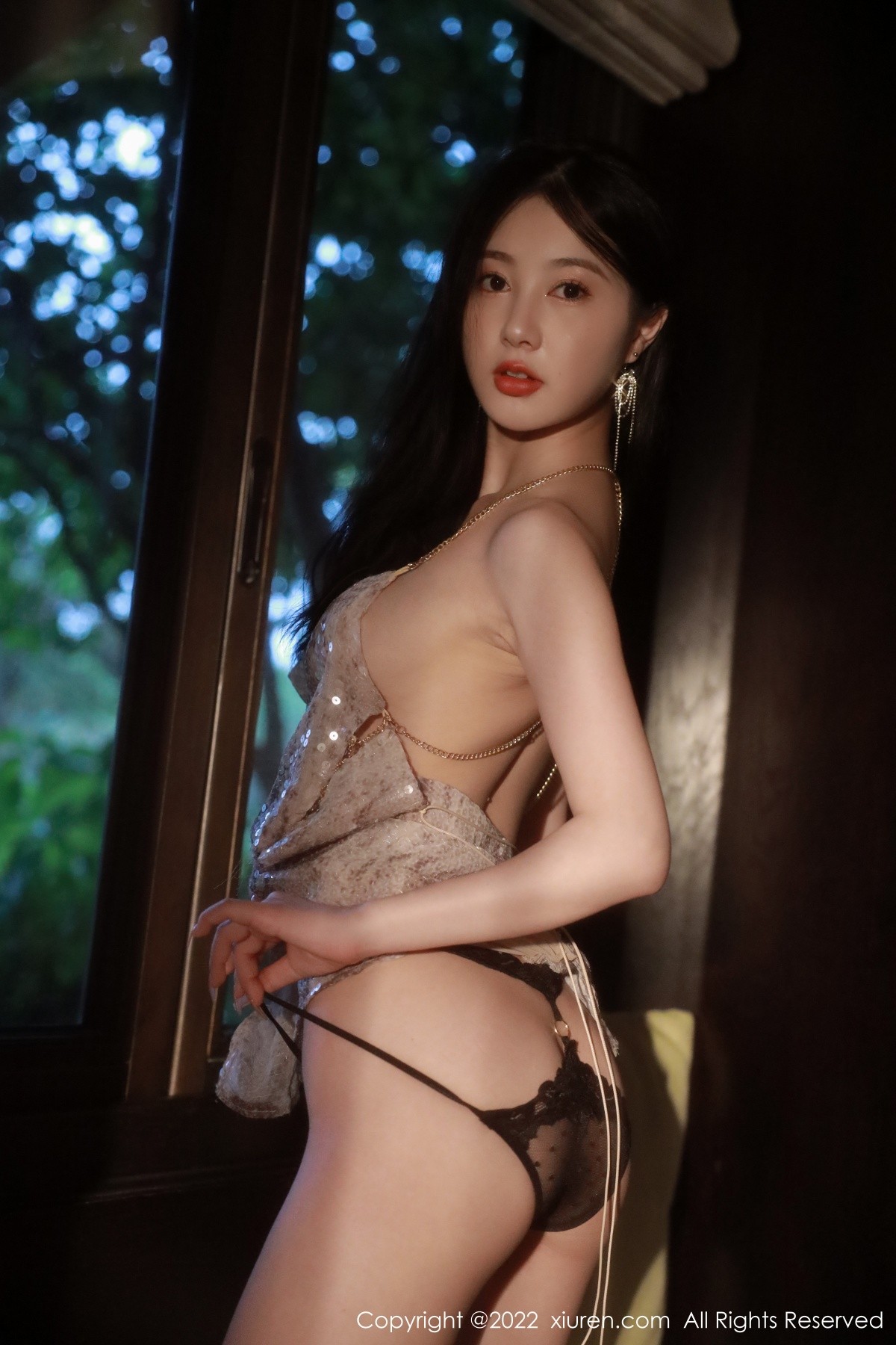 xgyw.top_XiuRen第5632期_模特谢晚晚性感浅色闪亮吊带裙配超薄黑丝秀完美身材诱惑写真91P