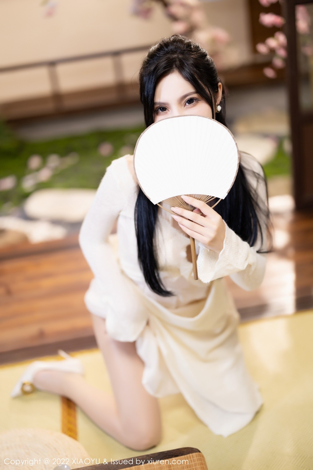 xgyw.top_[XiaoYu画语界]Vol.869_模特小蛮妖Yummy杭州旅拍性感白色连衣裙配原色丝袜诱惑写真85P