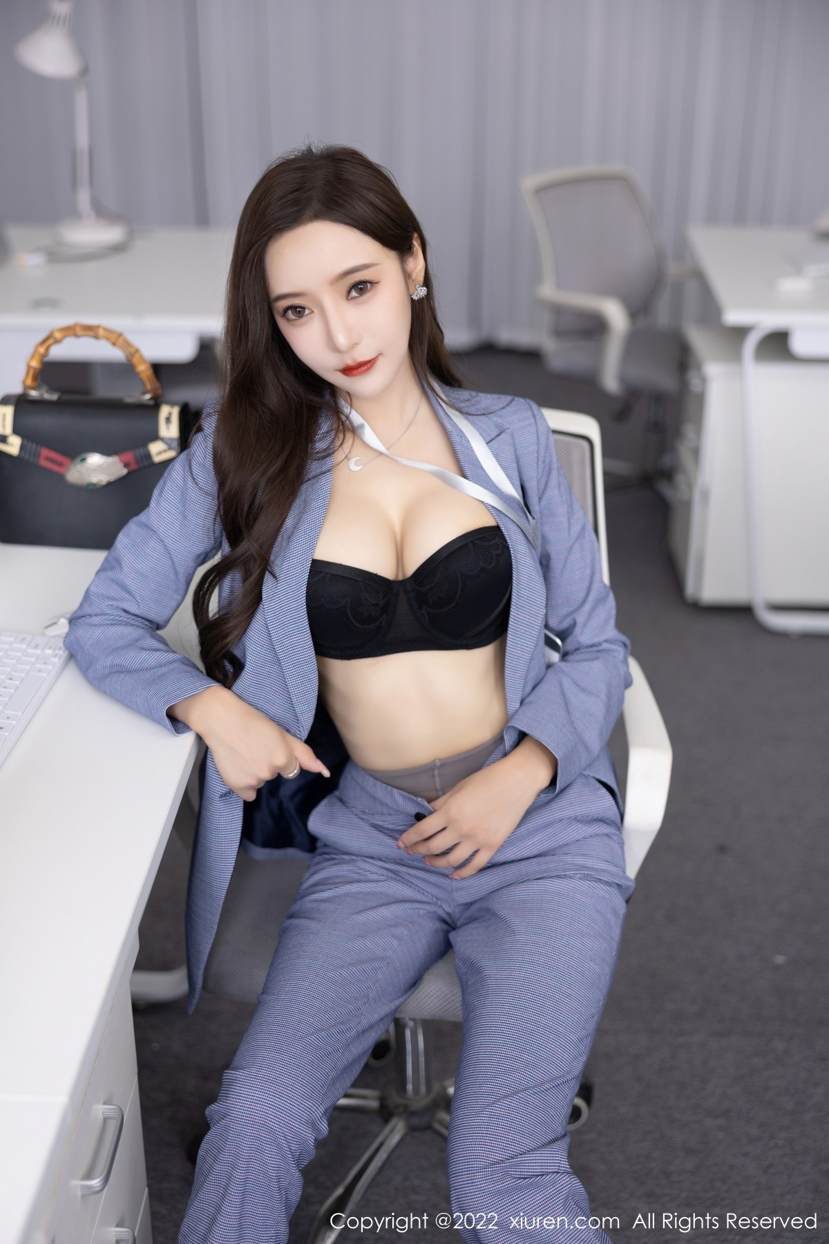 xgyw.top_XiuRen第5629期_女神王馨瑶yanni私房脱蓝灰职业装露性感黑色内衣丰满诱惑写真82P