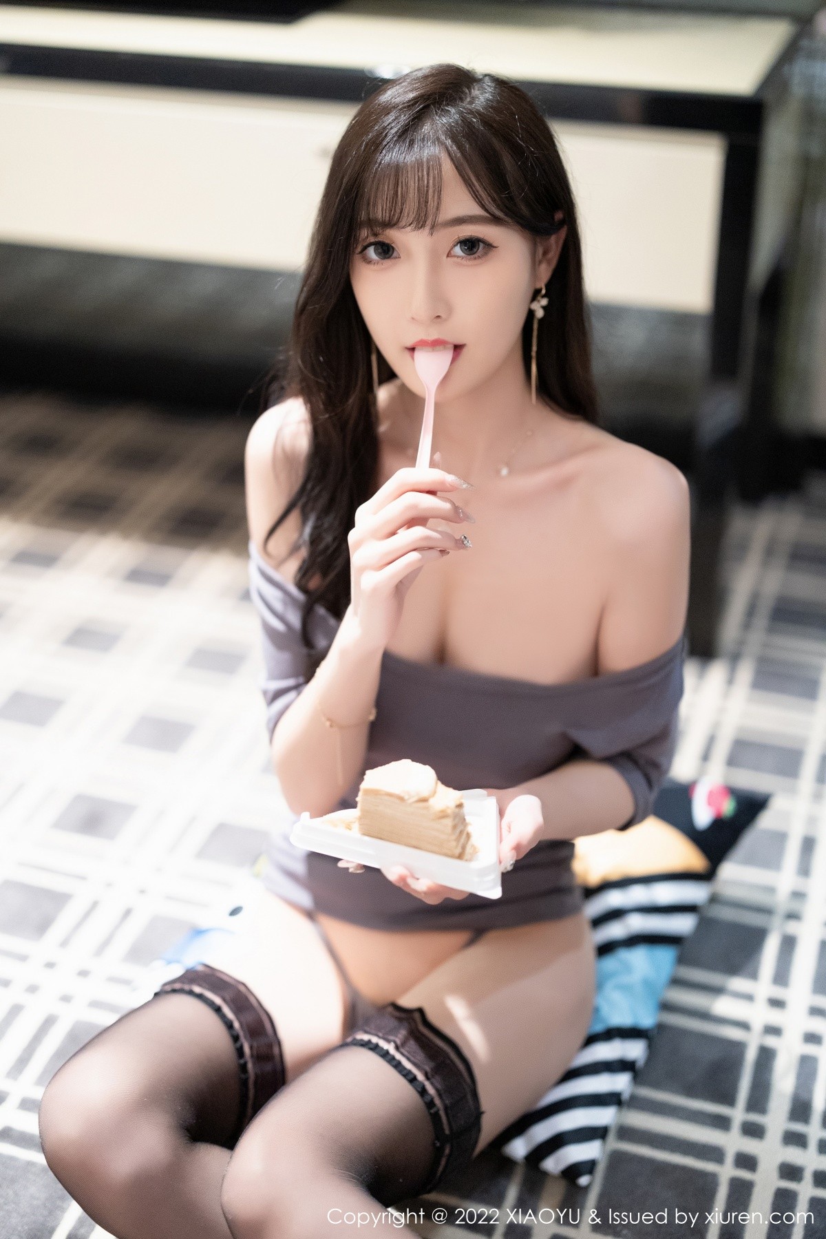 xgyw.top_[XiaoYu画语界]Vol.871_模特林星阑性感露肩灰色连衣短裙配黑丝袜秀曼妙身姿迷人写真77P