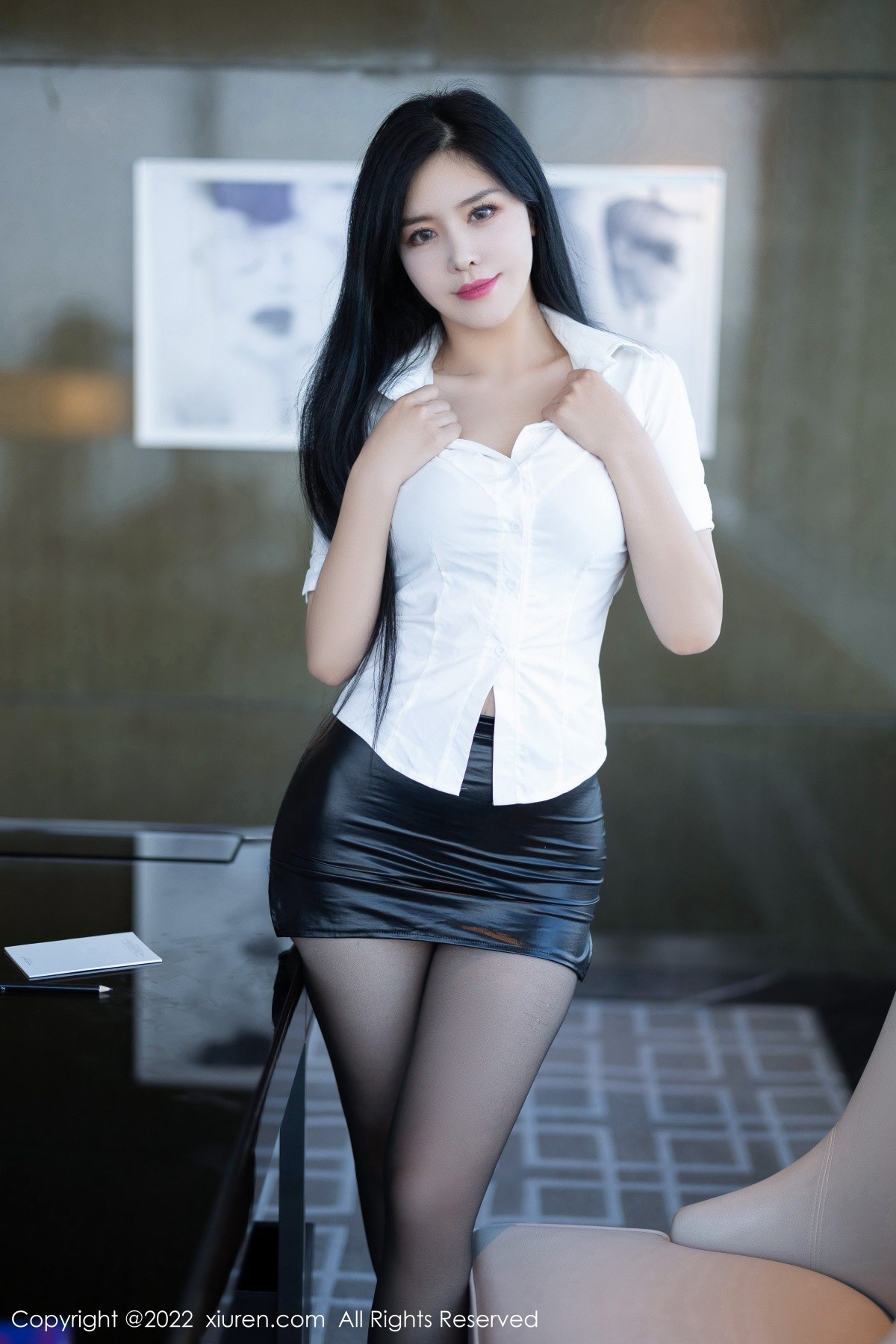 xgyw.top_XiuRen第5635期_女神刘钰儿成都旅拍性感白T配黑短裙露开档黑丝极致魅惑写真74P