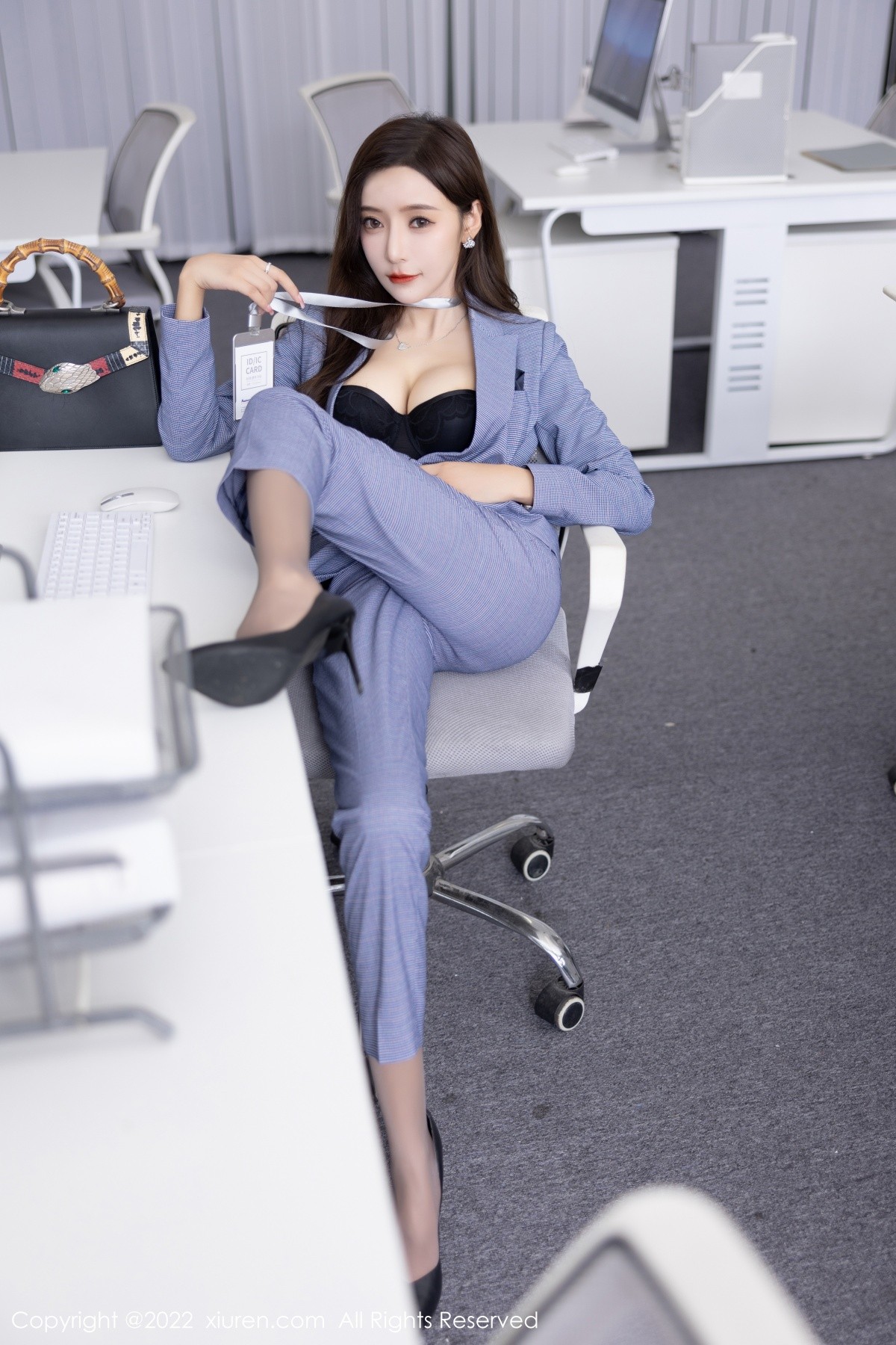xgyw.top_XiuRen第5629期_女神王馨瑶yanni私房脱蓝灰职业装露性感黑色内衣丰满诱惑写真82P