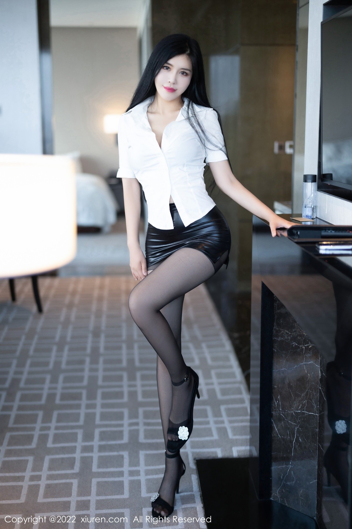 xgyw.top_XiuRen第5635期_女神刘钰儿成都旅拍性感白T配黑短裙露开档黑丝极致魅惑写真74P