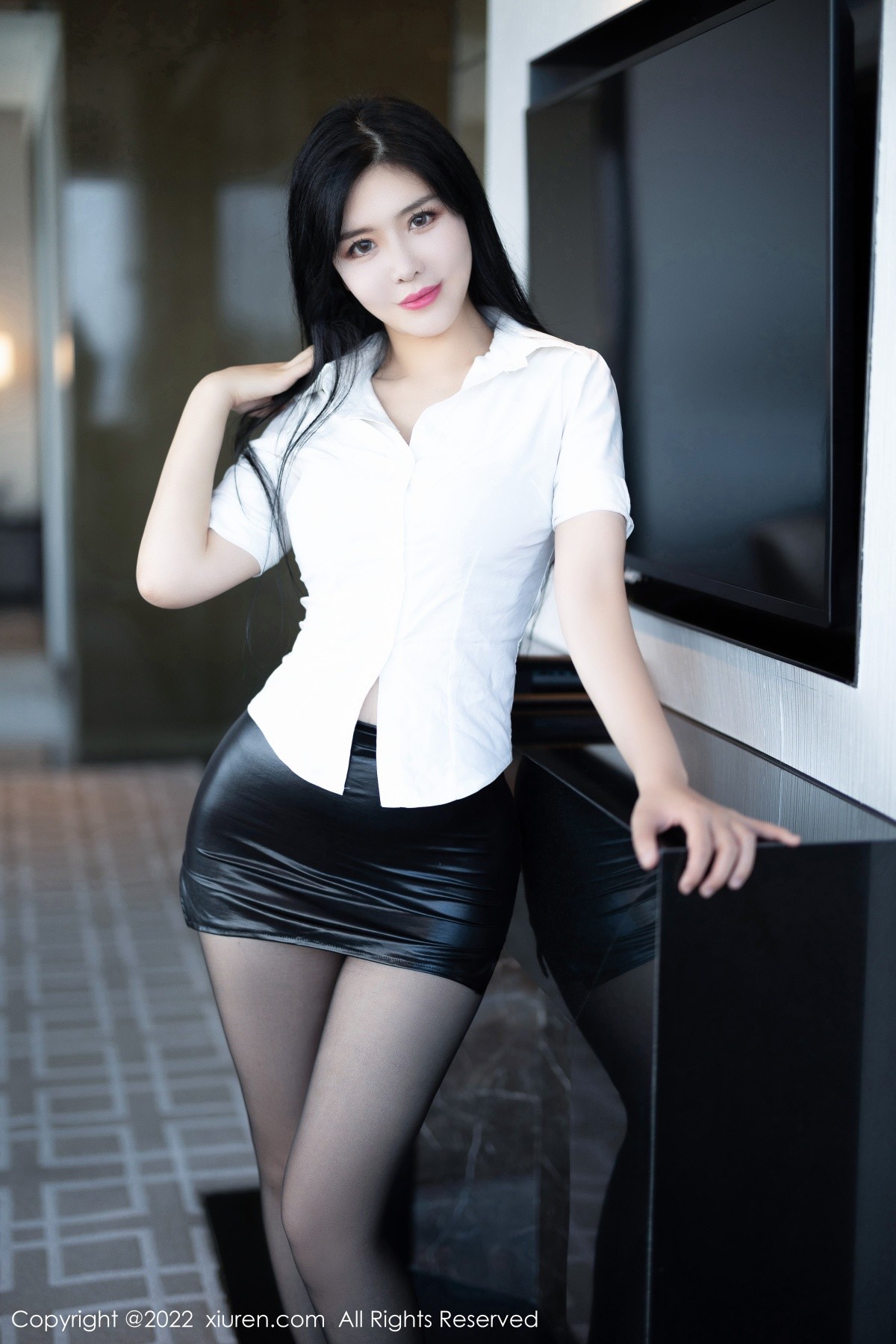 xgyw.top_XiuRen第5635期_女神刘钰儿成都旅拍性感白T配黑短裙露开档黑丝极致魅惑写真74P