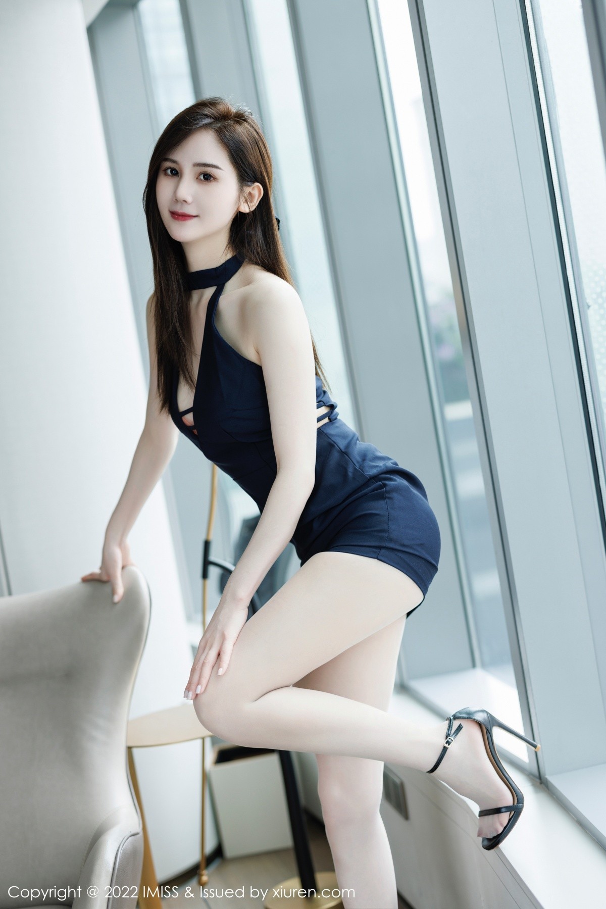 xgyw.top_[IMISS爱蜜社]Vol.702_气质女神SISY思脱深蓝色连衣短裙露性感橙色内衣迷人诱惑写真33P