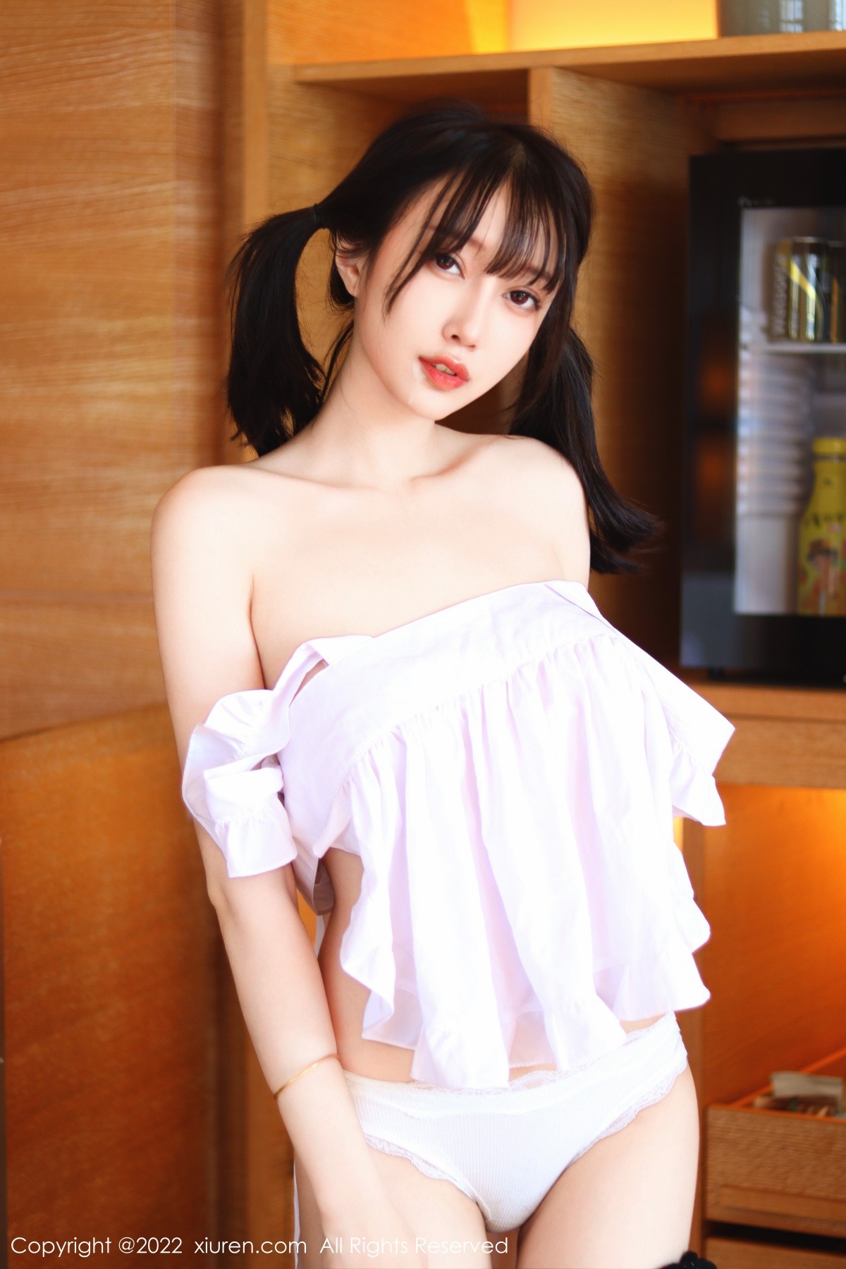 xgyw.top_XiuRen第5633期_模特玥儿玥er香格里拉旅拍白色女仆服露豪乳遮点惹火诱惑写真54P