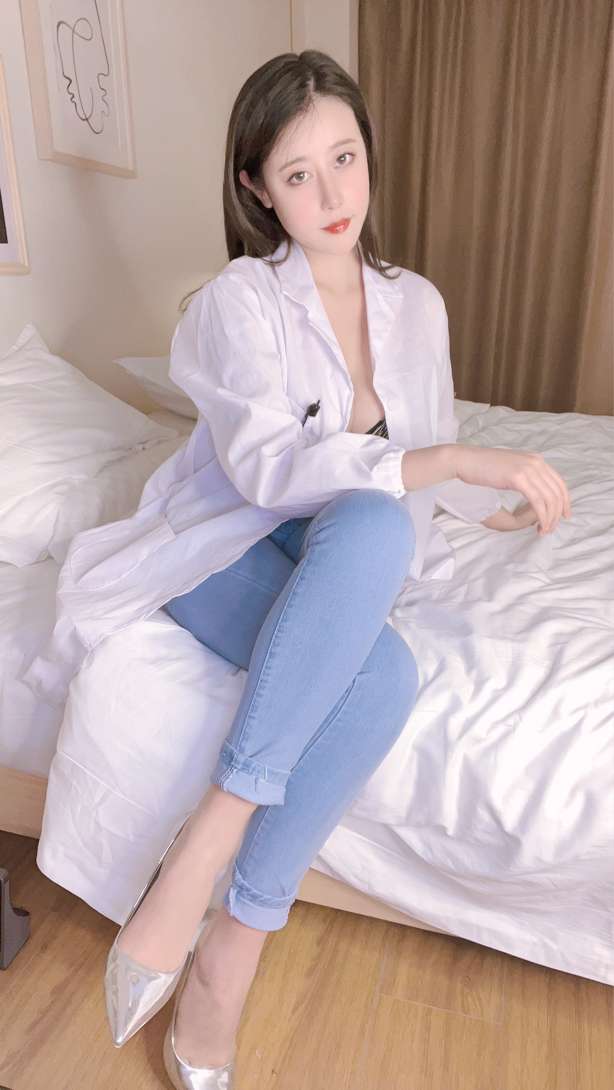 xgyw.top_萌妹奈汐酱nice禁忌医生主题私房性感白T配牛仔裤半脱露豪乳遮点惹火诱惑写真50P