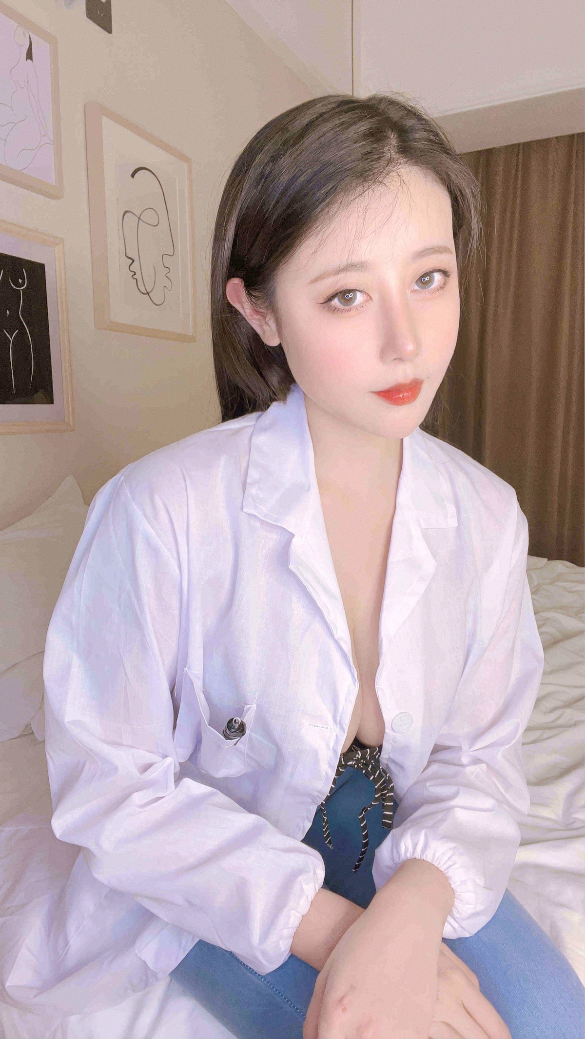 xgyw.top_萌妹奈汐酱nice禁忌医生主题私房性感白T配牛仔裤半脱露豪乳遮点惹火诱惑写真50P