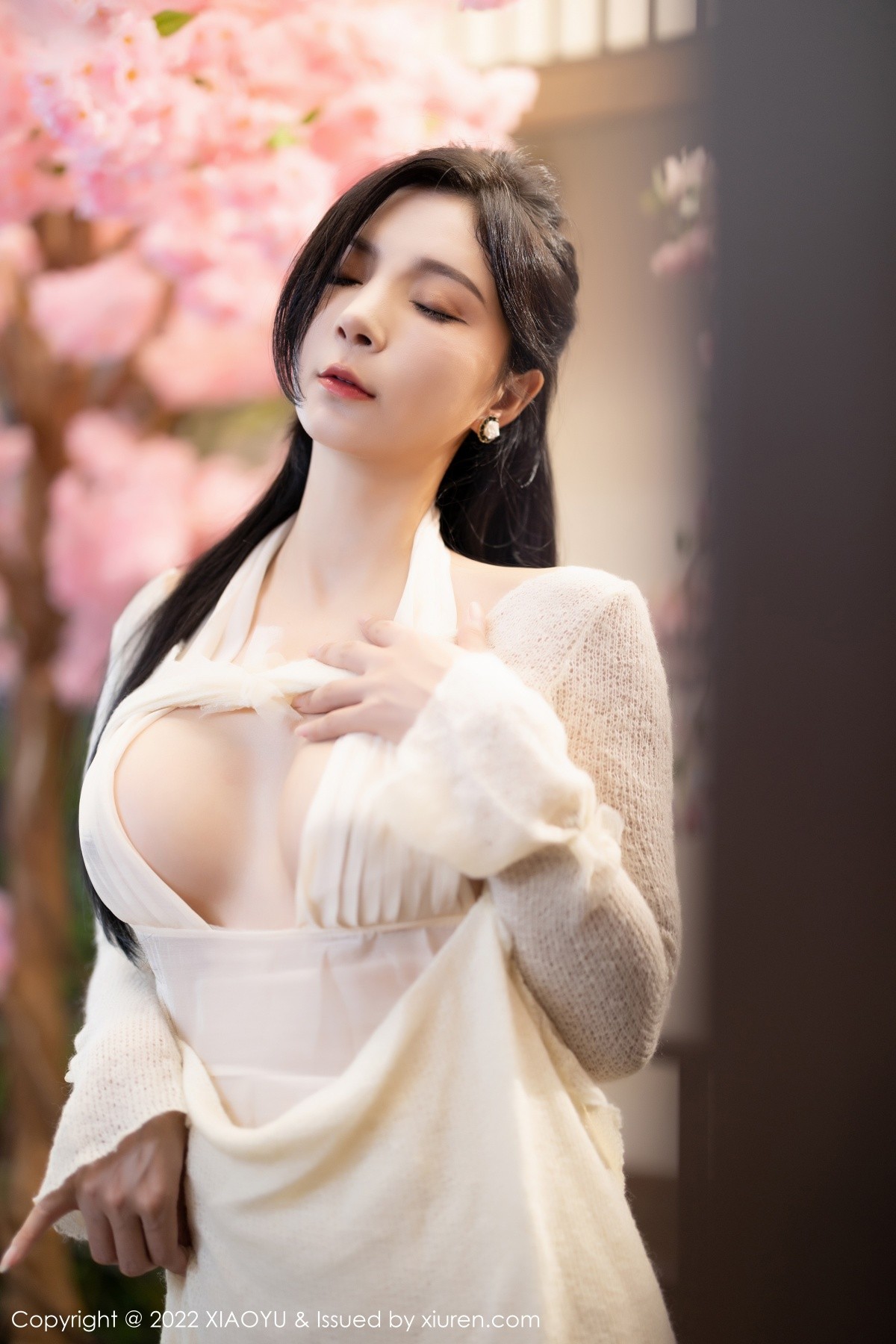 xgyw.top_[XiaoYu画语界]Vol.869_模特小蛮妖Yummy杭州旅拍性感白色连衣裙配原色丝袜诱惑写真85P