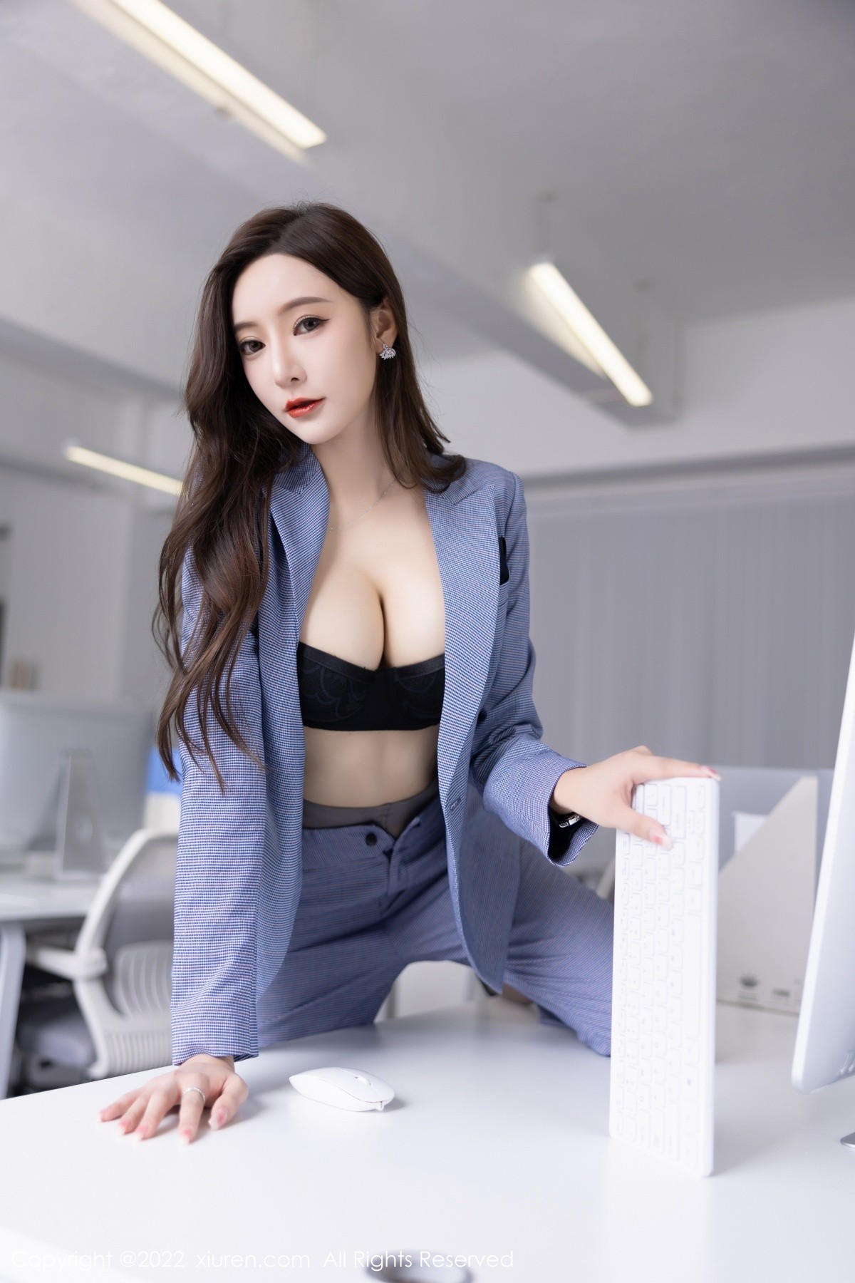xgyw.top_XiuRen第5629期_女神王馨瑶yanni私房脱蓝灰职业装露性感黑色内衣丰满诱惑写真82P