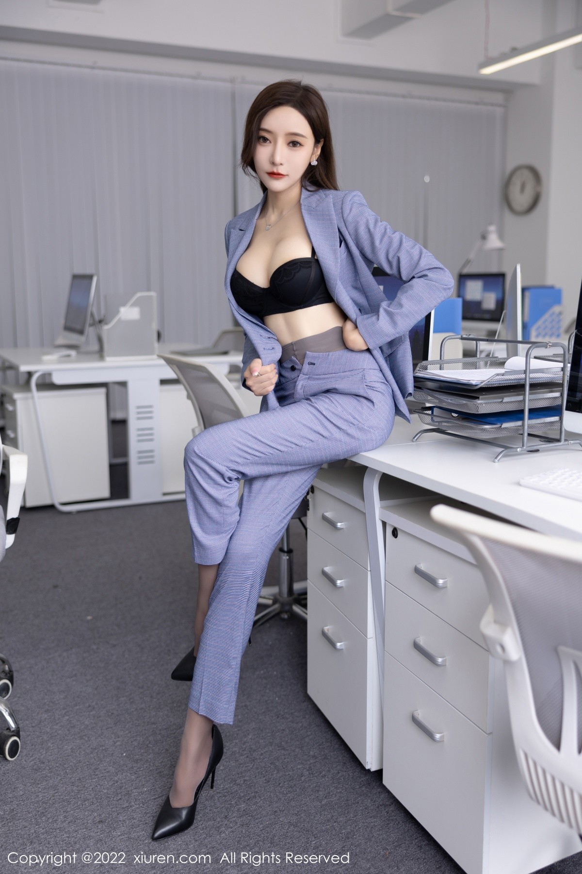 xgyw.top_XiuRen第5629期_女神王馨瑶yanni私房脱蓝灰职业装露性感黑色内衣丰满诱惑写真82P