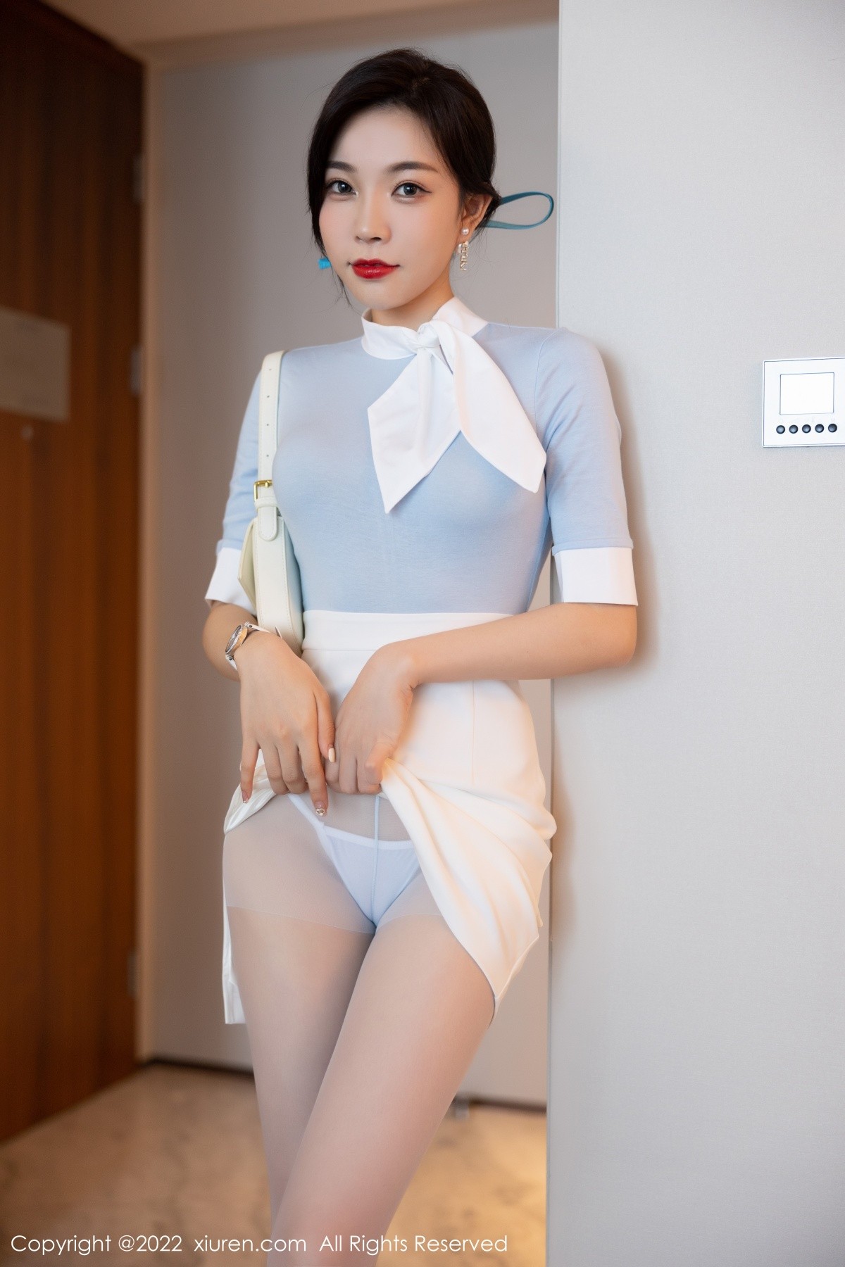 xgyw.top_XiuRen第5643期_女神徐莉芝Booty淡蓝上衣配白短裙露诱人变色丝袜迷人诱惑写真85P