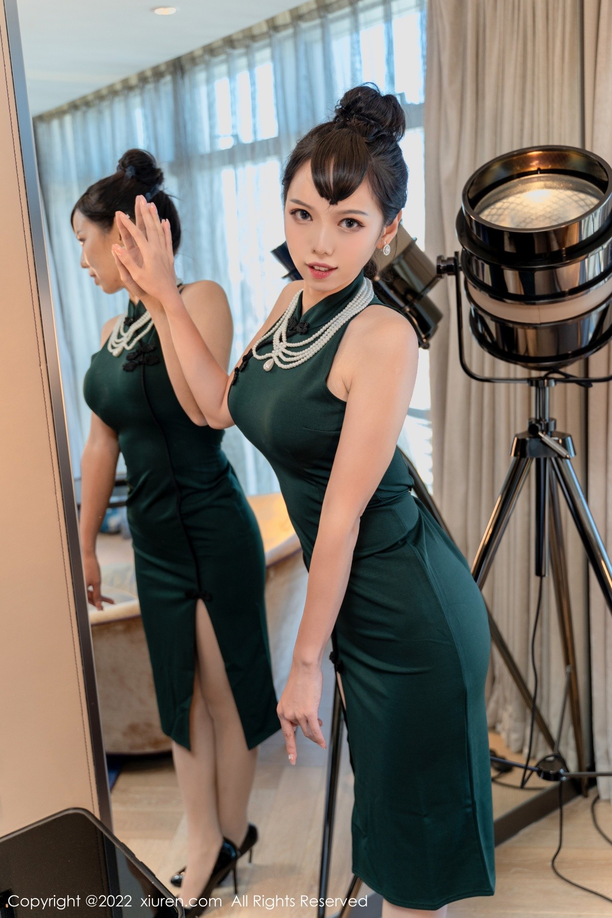 xgyw.top_XiuRen第5646期_模特大美妞儿墨绿色修身旗袍半脱露性感内衣秀完美身材诱惑写真64P