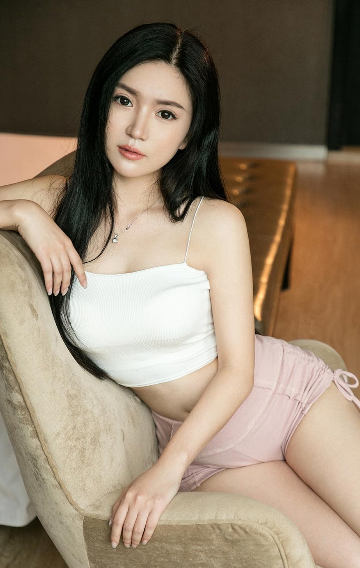 xgyw.top_[Ugirls爱尤物]No.2426_模特南方的南私房性感白色小吊带配粉色短裤完美迷人写真35P