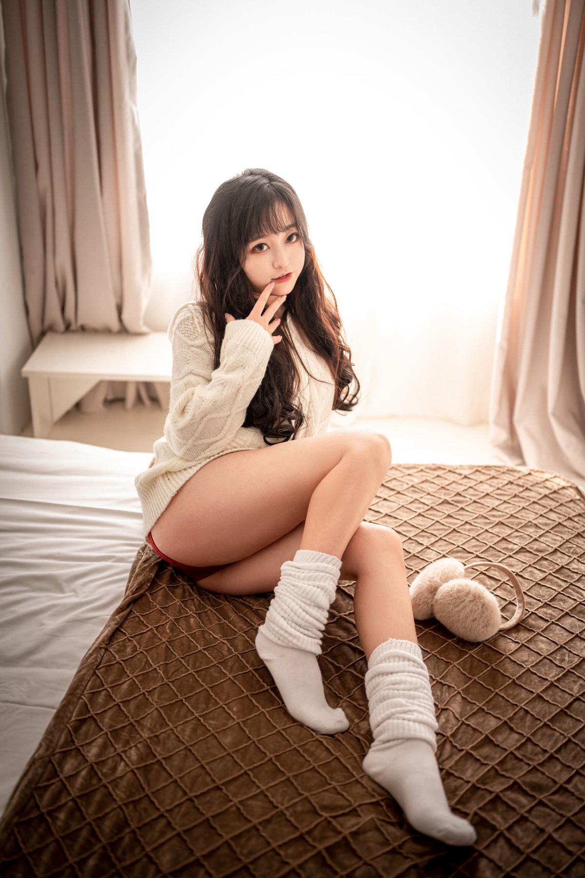 xgyw.top_Coser美女奇行家狗崽初冬梅川堀子主题私房性感纯白毛衣半脱露红色内衣诱惑写真40P