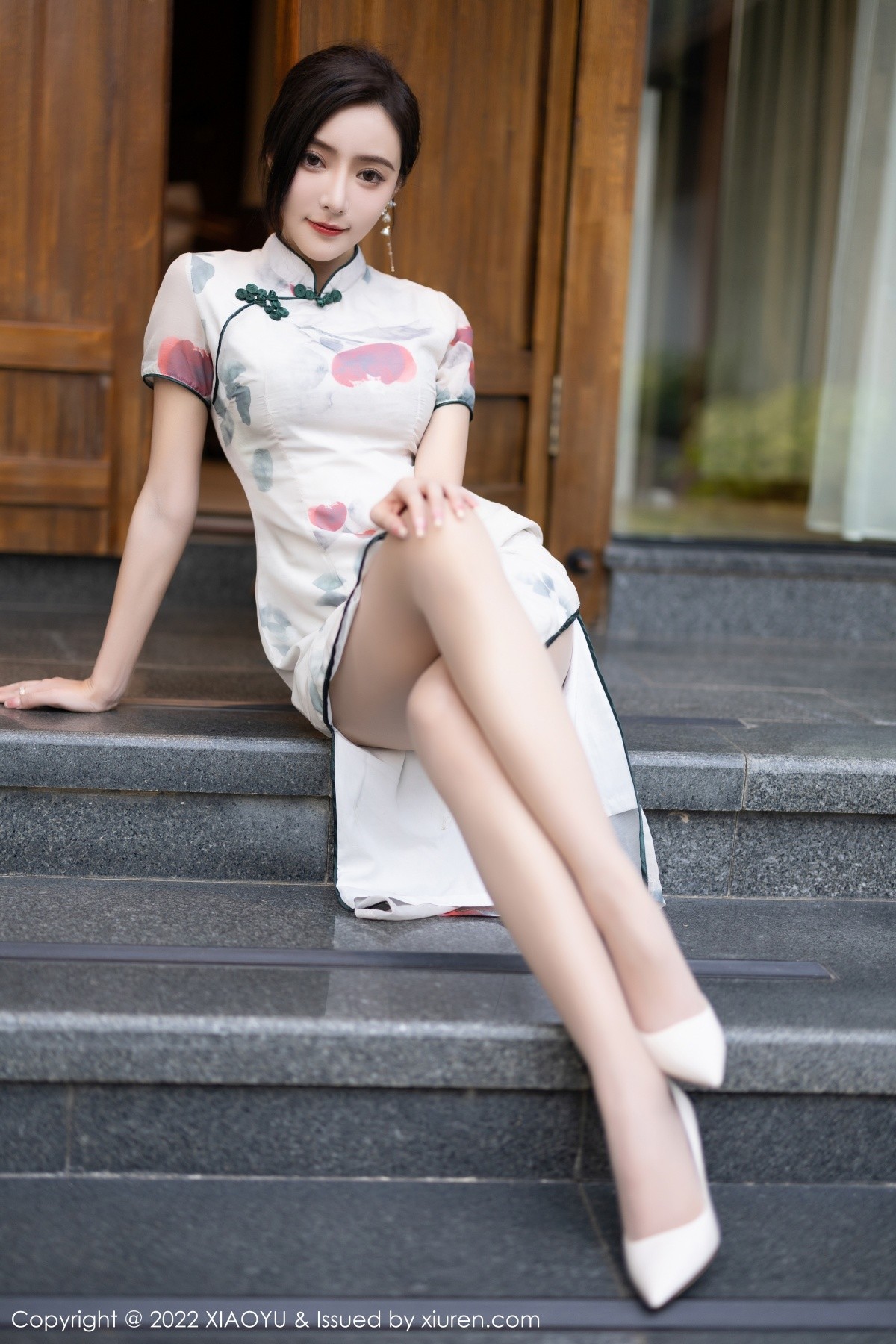 xgyw.top_[XiaoYu画语界]Vol.872_女神王馨瑶杭州旅拍脱旗袍露蓝灰色蕾丝内衣超薄肉丝诱惑写真83P