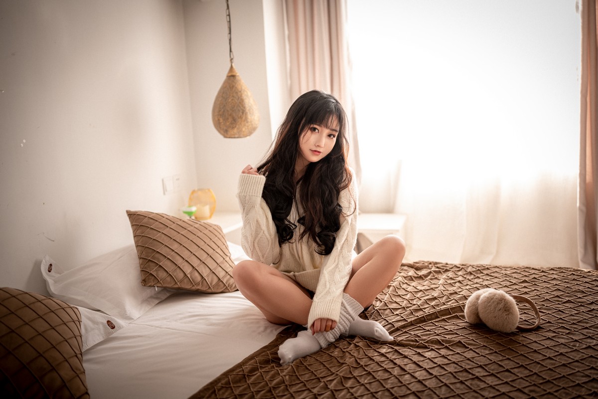 xgyw.top_Coser美女奇行家狗崽初冬梅川堀子主题私房性感纯白毛衣半脱露红色内衣诱惑写真40P