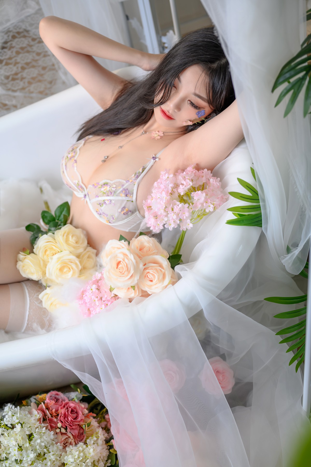 xgyw.top_萌系小姐姐蜜汁猫裘花房少女主题性感花色内衣配蕾丝吊袜秀豪乳翘臀诱惑写真60P