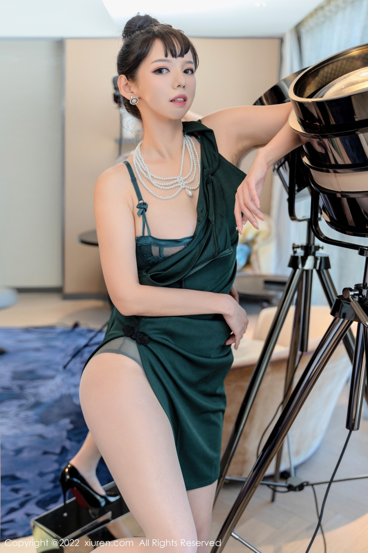 xgyw.top_XiuRen第5646期_模特大美妞儿墨绿色修身旗袍半脱露性感内衣秀完美身材诱惑写真64P