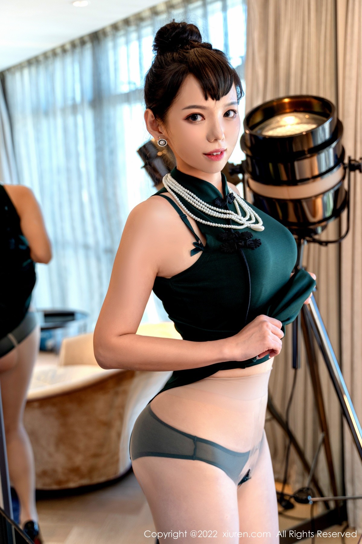 xgyw.top_XiuRen第5646期_模特大美妞儿墨绿色修身旗袍半脱露性感内衣秀完美身材诱惑写真64P